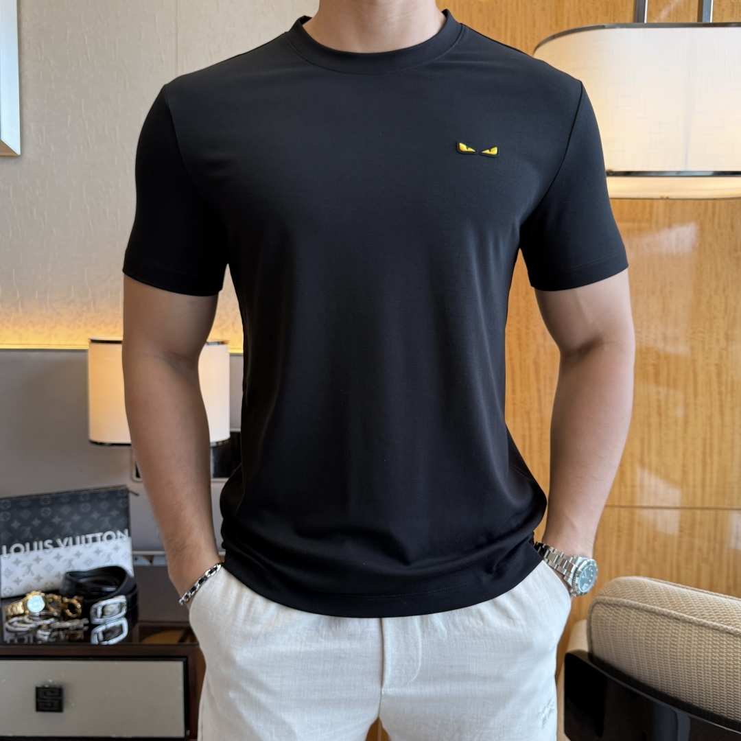 NO:914849,Fendi - 2026ss Spring and Summer high-quality short-sleeved T-shirt for the Year of the Horse. Official website synchronization. High-end quality. Customized top-grade mercerized cotton fabric, 1:1 production by top manufacturers, fashionable brand heavy craftsmanship logo design, soft and delicate feel. Skin-friendly and comfortable to wear. Versatile and casual. The upper body is very good. Handsome. A must-have for trendy men. Size M-3XL. Can wear up to 200 pounds!  ,,fendi,T-shirt,tees,t-shirt,19860909芬迪 - 2026ss马年贺岁款春夏精品短袖T恤 官网同步 高端品质 定制顶级高级丝光棉面料,顶级大厂1:1制作,时尚大牌重工艺logo设计,手感柔软细腻 穿着亲肤舒适 百搭休闲 上身非常赞 帅气 潮男必备品 尺码M-3XL 最大可穿200斤！,,fendi,T-shirt,tees，t-shirt,,Men's clothing
