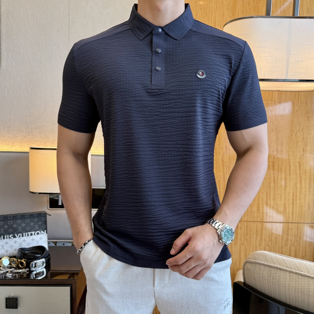 NO:914860,Meng Mouth - 2026ss New Year of the Horse spring and summer new polo collar short-sleeved series. Selected high-quality long-staple cotton fabrics, fashionable big-name element logo design, awesome upper body shape, fine, comfortable and breathable fabrics, super good-looking with any combination, a must-have for fashionable men!  Sizes M-4XL can fit up to 200 pounds!  ,,Moncler,T-shirt,19860909蒙口- 2026ss马年春夏新款polo领短袖系列.精选优质长绒棉面料,时尚大牌元素logo设计,上身版型超赞,面料细腻舒适透气,随意搭配都超级好看时尚型男必备款哦！尺码M-4XL 最大可穿200斤！,,Moncler,T-shirt,,Men's clothing