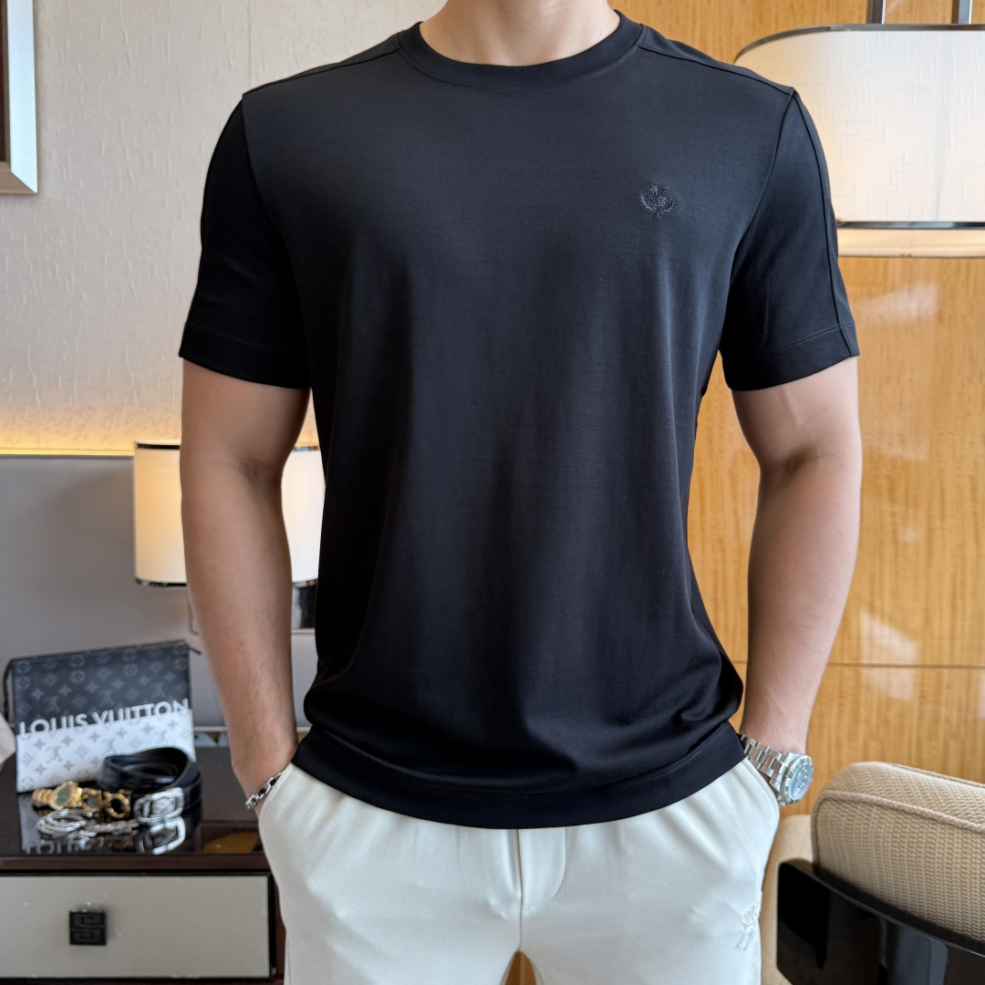NO:914848,LP Nuoyo - 2026ss Spring and Summer high-quality short-sleeved T-shirt for the Year of the Horse. Official website synchronization. High-end quality. Customized top-grade horse cotton fabric, 1:1 production by top manufacturers, fashionable brand heavy craftsmanship logo design, soft and delicate feel. Skin-friendly and comfortable to wear. Versatile and casual. The upper body is very good. Handsome. A must-have for trendy men. Size M-4XL. Can wear up to 200 pounds!  ,,loro piana,T-shirt,tees,t-shirt,19860909LP诺悠 - 2026ss马年贺岁款春夏精品短袖T恤 官网同步 高端品质 定制顶级马匹棉面料,顶级大厂1:1制作,时尚大牌重工艺logo设计,手感柔软细腻 穿着亲肤舒适 百搭休闲 上身非常赞 帅气 潮男必备品 尺码M-4XL 最大可穿200斤！,,loro piana,T-shirt,tees，t-shirt,,Men's clothing