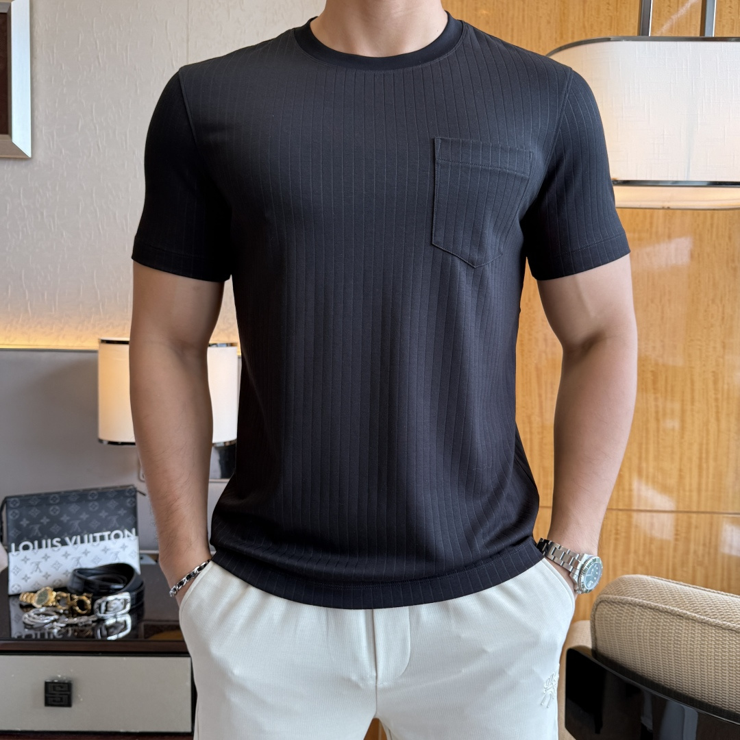 NO:914850,Bc - 2026ss Spring and Summer high-quality short-sleeved T-shirt for the Year of the Horse, synchronized with the official website, high-end quality, customized top horse cotton fabric, 1:1 production by top manufacturers, fashionable brand heavy craftsmanship logo design, soft and delicate feel, skin-friendly and comfortable to wear, versatile and casual, the upper body is very good, handsome, a must-have for trendy men, size M-4XL, can wear up to 200 pounds!  ,,T-shirt,tees,t-shirt,19860909Bc - 2026ss马年贺岁款春夏精品短袖T恤 官网同步 高端品质 定制顶级马匹棉面料,顶级大厂1:1制作,时尚大牌重工艺logo设计,手感柔软细腻 穿着亲肤舒适 百搭休闲 上身非常赞 帅气 潮男必备品 尺码M-4XL 最大可穿200斤！,,T-shirt,tees，t-shirt,,Men's clothing