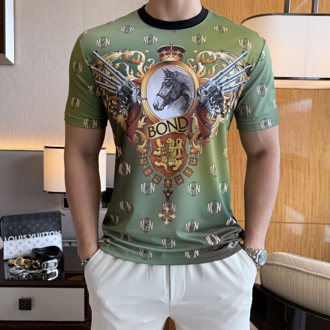 NO:914847,Hermès - 2026ss Year of the Horse Spring and Summer boutique digitally printed short-sleeved T-shirt. Official website synchronization. High-end quality. Customized top-grade mercerized cotton fabric, 1:1 production by top manufacturers, fashionable brand heavy craftsmanship logo design, soft and delicate feel. Skin-friendly and comfortable to wear. Versatile and casual. The upper body is very good. Handsome. A must-have for trendy men. Size M-3XL. Can wear up to 200 pounds!  ,,hermes,T-shirt,tees,t-shirt,19860909爱玛仕 - 2026ss马年贺岁款春夏精品数码印花短袖T恤 官网同步 高端品质 定制顶级高级丝光棉面料,顶级大厂1:1制作,时尚大牌重工艺logo设计,手感柔软细腻 穿着亲肤舒适 百搭休闲 上身非常赞 帅气 潮男必备品 尺码M-3XL 最大可穿200斤！,,hermes,T-shirt,tees，t-shirt,,Men's clothing