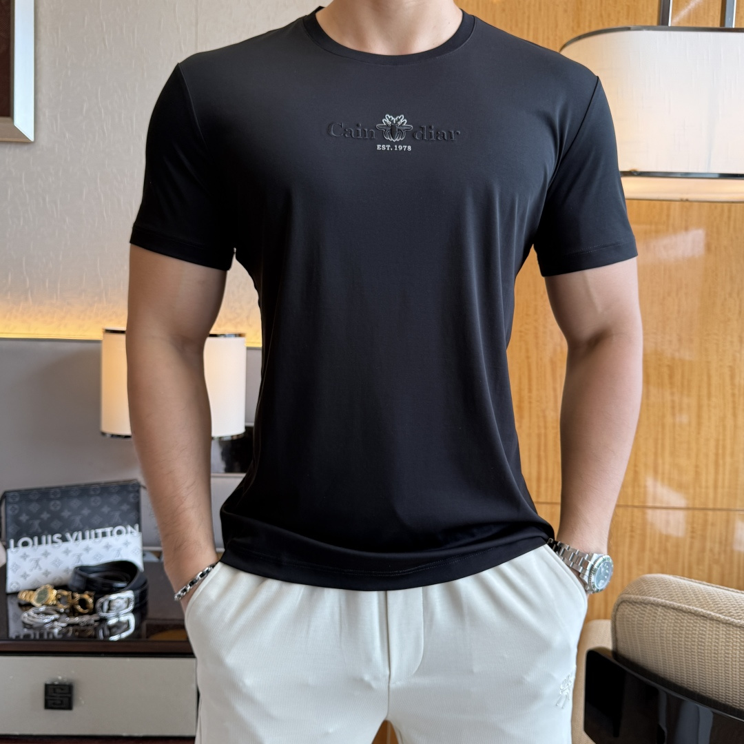 NO:914842,Dior - 2026ss Spring and Summer high-quality short-sleeved T-shirt for the Year of the Horse. Official website synchronization. High-end quality. Customized top-grade mercerized cotton fabric, 1:1 production by top manufacturers, fashionable brand heavy craftsmanship logo design, soft and delicate feel. Skin-friendly and comfortable to wear. Versatile and casual. The upper body is very good. Handsome. A must-have for trendy men. Size M-3XL. Can wear up to 190 pounds!  ,,dior,T-shirt,tees,t-shirt,19860909迪奥- 2026ss马年贺岁款春夏精品短袖T恤 官网同步 高端品质 定制顶级丝光棉面料,顶级大厂1:1制作,时尚大牌重工艺logo设计,手感柔软细腻 穿着亲肤舒适 百搭休闲 上身非常赞 帅气 潮男必备品 尺码M-3XL 最大可穿190斤！,,dior,T-shirt,tees，t-shirt,,Men's clothing