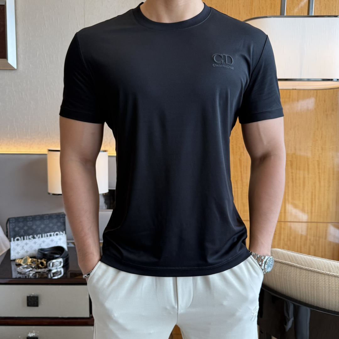 NO:914845,Dior - 2026ss Spring and Summer high-quality short-sleeved T-shirt for the Year of the Horse. Official website synchronization. High-end quality. Customized top-grade mercerized cotton fabric, 1:1 production by top manufacturers, fashionable brand heavy craftsmanship logo design, soft and delicate feel. Skin-friendly and comfortable to wear. Versatile and casual. The upper body is very good. Handsome. A must-have for trendy men. Size M-3XL. Can wear up to 190 pounds!  ,,dior,T-shirt,tees,t-shirt,19860909迪奥- 2026ss马年贺岁款春夏精品短袖T恤 官网同步 高端品质 定制顶级丝光棉面料,顶级大厂1:1制作,时尚大牌重工艺logo设计,手感柔软细腻 穿着亲肤舒适 百搭休闲 上身非常赞 帅气 潮男必备品 尺码M-3XL 最大可穿190斤！,,dior,T-shirt,tees，t-shirt,,Men's clothing