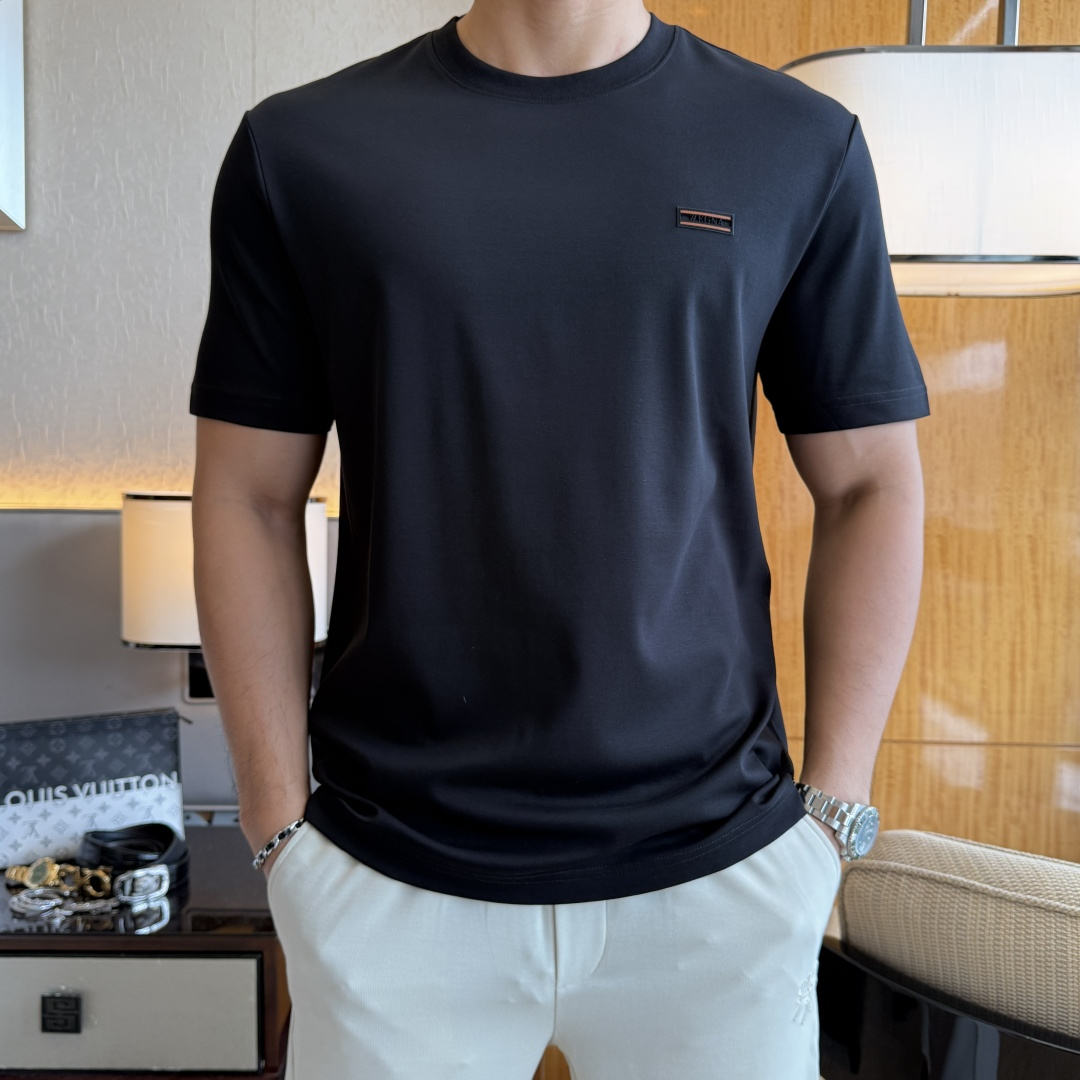 NO:914844,Zegna - 2026ss Spring and Summer high-quality short-sleeved T-shirt for the Year of the Horse, synchronized with the official website, high-end quality, customized top-grade mercerized cotton fabric, 1:1 production by top manufacturers, fashionable brand heavy craftsmanship logo design, soft and delicate feel, skin-friendly and comfortable to wear, versatile and casual, the upper body is very good, handsome, a must-have for trendy men, large size S-4XL, can wear up to 210 pounds!  ,,zegna,T-shirt,tees,t-shirt,19860909杰尼娅 - 2026ss马年贺岁款春夏精品短袖T恤 官网同步 高端品质 定制顶级丝光棉面料,顶级大厂1:1制作,时尚大牌重工艺logo设计,手感柔软细腻 穿着亲肤舒适 百搭休闲 上身非常赞 帅气 潮男必备品 偏大尺码S-4XL 最大可穿210斤！,,zegna,T-shirt,tees，t-shirt,,Men's clothing