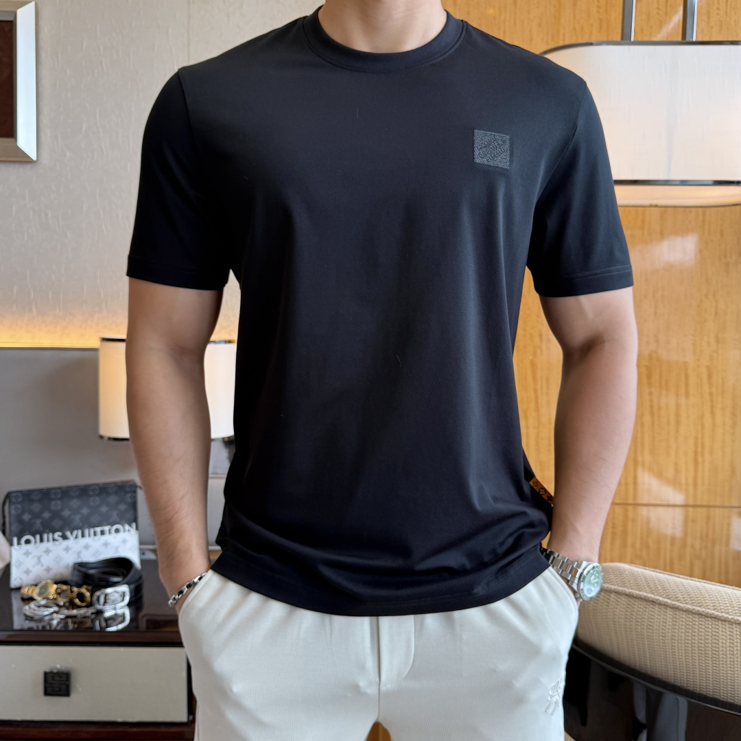 NO:914852,LV - 2026ss Spring and Summer high-quality short-sleeved T-shirt for the Year of the Horse. Official website synchronization. High-end quality. Customized top-grade mercerized cotton fabric, 1:1 production by top manufacturers, fashionable brand heavy craftsmanship logo design, soft and delicate feel. Skin-friendly and comfortable to wear. Versatile and casual. The upper body is very good. Handsome. A must-have for trendy men. Large size S-4XL. Maximum weight can be worn!  ,,louis vuitton,T-shirt,tees,t-shirt,19860909LV - 2026ss马年贺岁款春夏精品短袖T恤 官网同步 高端品质 定制顶级丝光棉面料,顶级大厂1:1制作,时尚大牌重工艺logo设计,手感柔软细腻 穿着亲肤舒适 百搭休闲 上身非常赞 帅气 潮男必备品 偏大尺码S-4XL 最大可穿斤！,,louis vuitton,T-shirt,tees，t-shirt,,Men's clothing