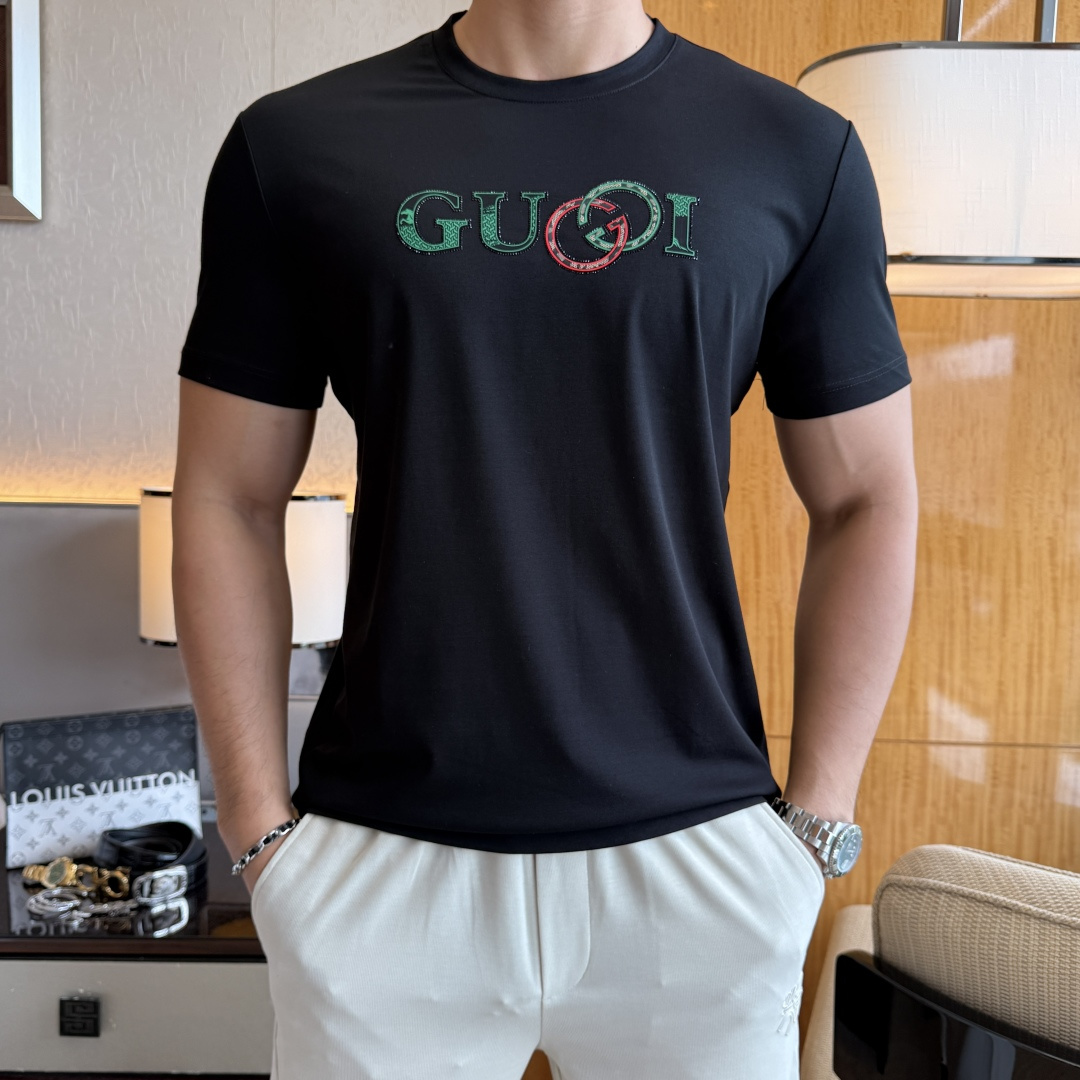 NO:914838,Gucci - 2026ss Year of the Horse spring and summer high-quality short-sleeved T-shirts. Official website synchronization. High-end quality. Customized top-grade mercerized cotton fabric, 1:1 production by top manufacturers, fashionable brand heavy craftsmanship logo design, soft and delicate feel. Skin-friendly and comfortable to wear. Versatile and casual. The upper body is very good. Handsome. A must-have for trendy men. Sizes M-3XL. Can wear up to 190 pounds!  ,,T-shirt,tees,t-shirt,19860909古奇- 2026ss马年贺岁款春夏精品短袖T恤 官网同步 高端品质 定制顶级丝光棉面料,顶级大厂1:1制作,时尚大牌重工艺logo设计,手感柔软细腻 穿着亲肤舒适 百搭休闲 上身非常赞 帅气 潮男必备品 尺码M-3XL 最大可穿190斤！,,T-shirt,tees，t-shirt,,Men's clothing