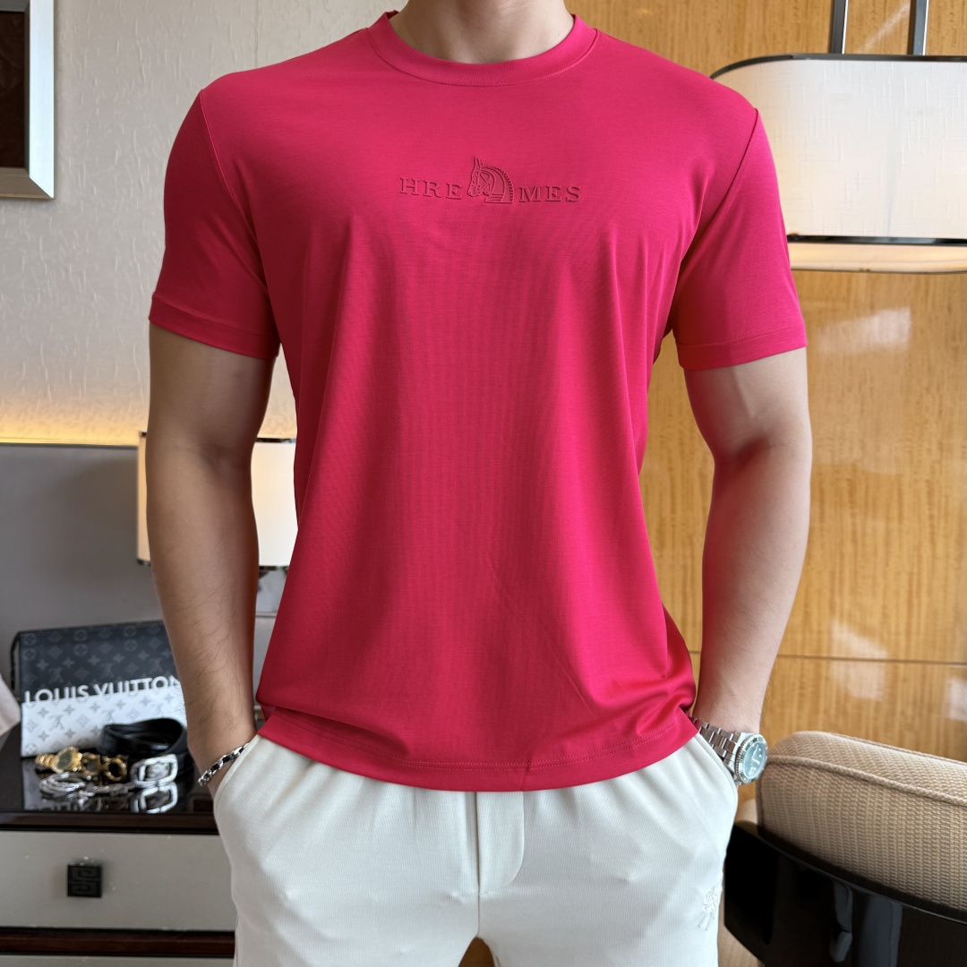 NO:914840,Hermès - 2026ss Year of the Horse Spring and Summer high-quality short-sleeved T-shirt. Official website synchronized. High-end quality. Customized top-grade mercerized cotton fabric, 1:1 production by top manufacturers, fashionable brand heavy craftsmanship logo design, soft and delicate feel. Skin-friendly and comfortable to wear. Versatile and casual. The upper body is very good. Handsome. A must-have for trendy men. Sizes M-3XL. Can wear up to 190 pounds!  ,,hermes,T-shirt,tees,t-shirt,19860909爱玛仕- 2026ss马年贺岁款春夏精品短袖T恤 官网同步 高端品质 定制顶级丝光棉面料,顶级大厂1:1制作,时尚大牌重工艺logo设计,手感柔软细腻 穿着亲肤舒适 百搭休闲 上身非常赞 帅气 潮男必备品 尺码M-3XL 最大可穿190斤！,,hermes,T-shirt,tees，t-shirt,,Men's clothing