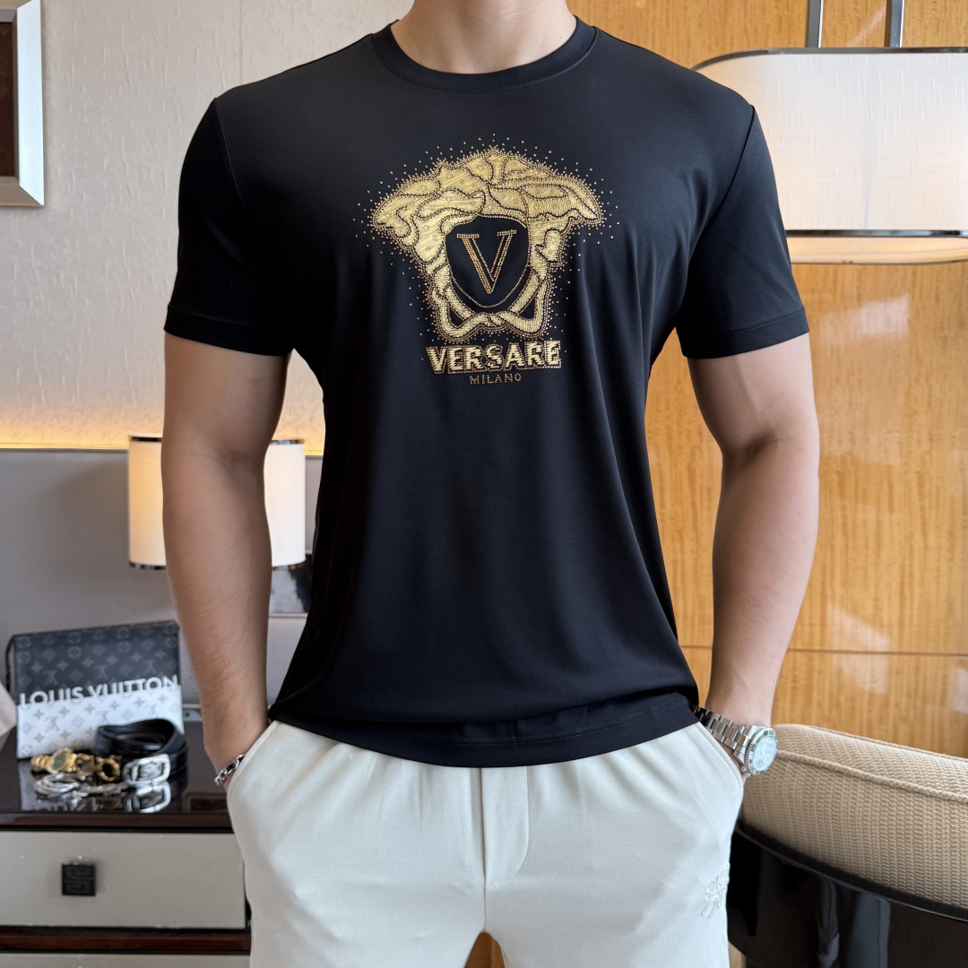 NO:914843,Versace - 2026ss Spring and Summer high-quality short-sleeved T-shirt for the Year of the Horse. Official website synchronization. High-end quality. Customized top-grade mercerized cotton fabric, 1:1 production by top manufacturers, fashionable brand heavy craftsmanship logo design, soft and delicate feel. Skin-friendly and comfortable to wear. Versatile and casual. The upper body is very good. Handsome. A must-have for trendy men. Sizes M-3XL. Can wear up to 190 pounds!  ,,versace,T-shirt,tees,t-shirt,19860909范思哲- 2026ss马年贺岁款春夏精品短袖T恤 官网同步 高端品质 定制顶级丝光棉面料,顶级大厂1:1制作,时尚大牌重工艺logo设计,手感柔软细腻 穿着亲肤舒适 百搭休闲 上身非常赞 帅气 潮男必备品 尺码M-3XL 最大可穿190斤！,,versace,T-shirt,tees，t-shirt,,Men's clothing