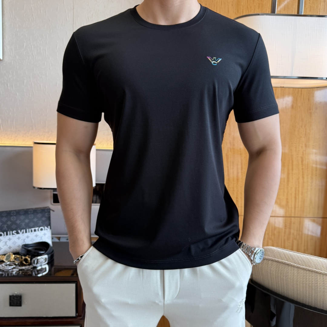 NO:914855,Armani - 2026ss Spring and Summer high-quality short-sleeved T-shirt for the Year of the Horse, synchronized with the official website, high-end quality, customized top-grade mercerized cotton fabric, 1:1 production by top manufacturers, fashionable brand heavy craftsmanship logo design, soft and delicate feel, skin-friendly and comfortable to wear, versatile and casual, the upper body is very good, handsome, a must-have for trendy men, size M-3XL, can wear up to 190 pounds!  ,,armani,T-shirt,tees,t-shirt,19860909阿玛尼- 2026ss马年贺岁款春夏精品短袖T恤 官网同步 高端品质 定制顶级丝光棉面料,顶级大厂1:1制作,时尚大牌重工艺logo设计,手感柔软细腻 穿着亲肤舒适 百搭休闲 上身非常赞 帅气 潮男必备品 尺码M-3XL 最大可穿190斤！,,armani,T-shirt,tees，t-shirt,,Men's clothing
