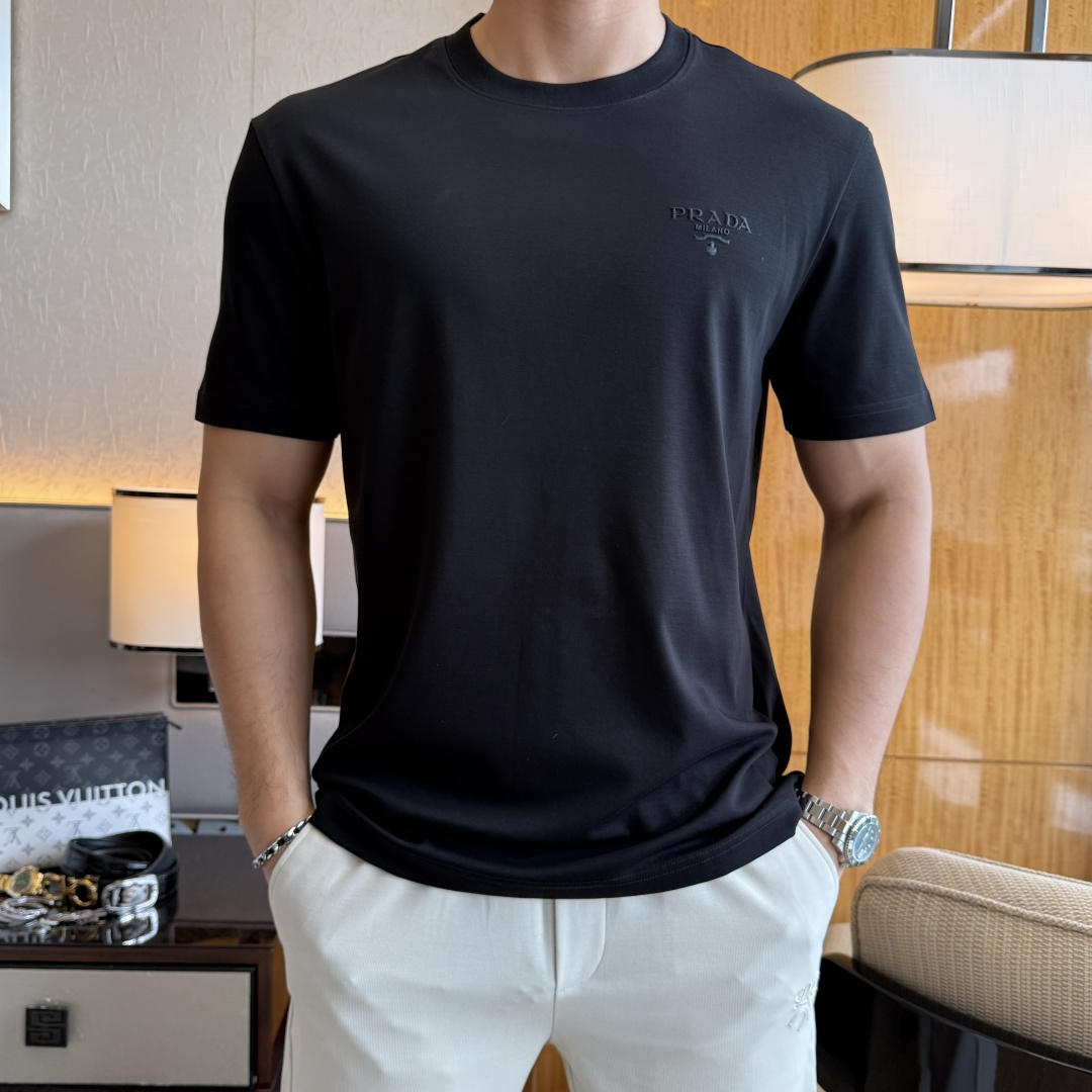 NO:914854,Prada - 2026ss Spring and Summer high-quality short-sleeved T-shirt for the Year of the Horse. Official website synchronization. High-end quality. Customized top-grade mercerized cotton fabric, 1:1 production by top manufacturers, fashionable brand heavy craftsmanship logo design, soft and delicate feel. Skin-friendly and comfortable to wear. Versatile and casual. The upper body is very good. Handsome. A must-have for trendy men. Large size S-4XL. Maximum weight can be worn!  ,,prada,T-shirt,tees,t-shirt,19860909普拉达 - 2026ss马年贺岁款春夏精品短袖T恤 官网同步 高端品质 定制顶级丝光棉面料,顶级大厂1:1制作,时尚大牌重工艺logo设计,手感柔软细腻 穿着亲肤舒适 百搭休闲 上身非常赞 帅气 潮男必备品 偏大尺码S-4XL 最大可穿斤！,,prada,T-shirt,tees，t-shirt,,Men's clothing