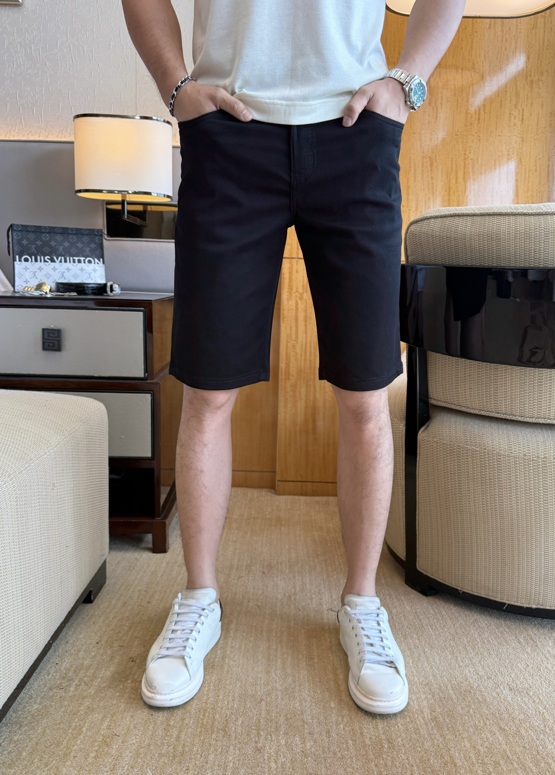 NO:904494,Mengkou - 2026ss hot spring and summer denim shorts for the Year of the Horse. Original 1:1 production, the perfect choice for daily necessities, simple and elegant, fashionable and stylish, customized imported denim fabric, heavy washing process, complex workmanship and exquisite craftsmanship. Easily cater to the needs of the four seasons, soft and elastic to the touch, smooth and neat, original accessories and hardware, comfortable upper body, very easy to wear and durable, size 29-38, Moncler, shorts,19860909蒙口 - 2026ss马年春夏大爆款牛仔短裤.原单1:1制作,日常必备的完美之选,简单大气亦时尚有型,定制进口丹宁面料 ,重工洗水工艺,做工复杂工艺精湛.轻松迎合四季需要,手感柔软带弹力,流畅利落,原版辅料五金,上身舒适非常易搭耐看码数29-38,,Moncler,shorts,,Men's clothing