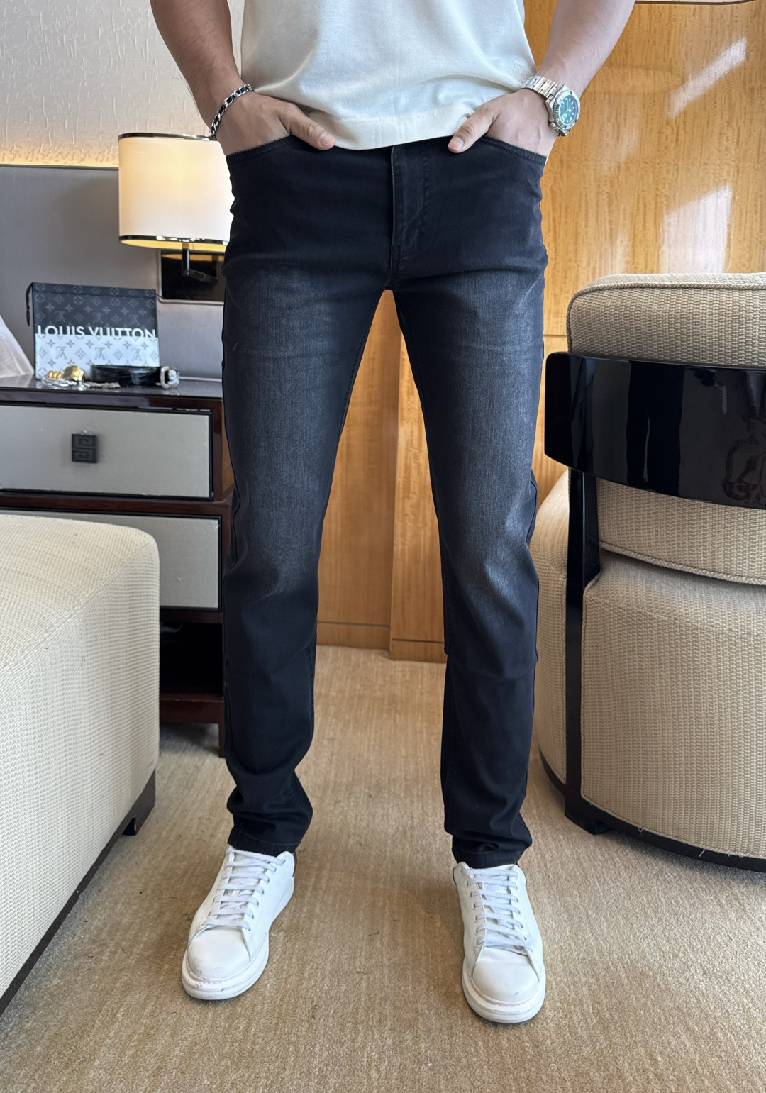 NO:908895,Versace - 2026ss hot spring and summer jeans for the Year of the Horse. Made from original 1:1, perfect for daily essentials, simple and stylish, custom imported denim fabric, heavy washing process, complex workmanship and exquisite craftsmanship. Easily cater to the needs of the four seasons, soft and elastic to the touch, smooth and neat, original accessories and hardware, comfortable upper body, very easy to wear and durable, size 29-38, versace, jeans,19860909范思哲- 2026ss马年春夏大爆款牛仔裤.原单1:1制作,日常必备的完美之选,简单大气亦时尚有型,定制进口丹宁面料 ,重工洗水工艺,做工复杂工艺精湛.轻松迎合四季需要,手感柔软带弹力,流畅利落,原版辅料五金,上身舒适非常易搭耐看码数29-38,,versace,jeans,,Men's clothing