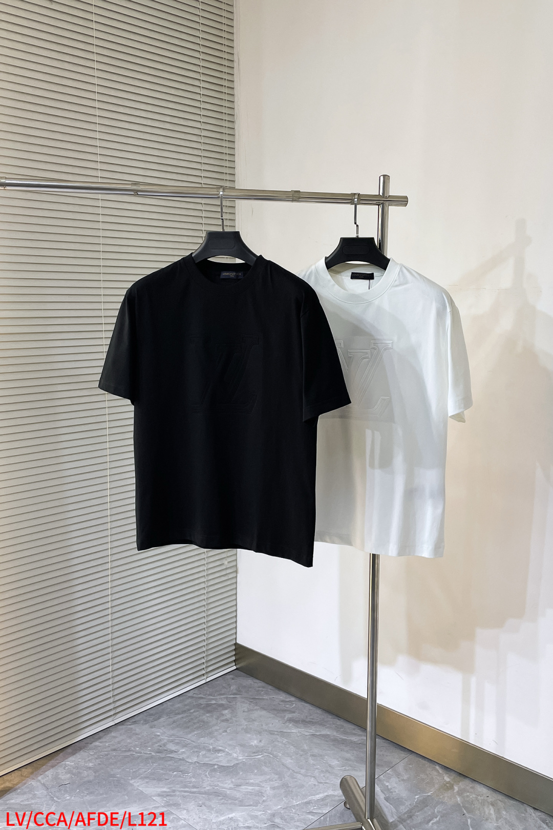 NO:135752,L121 LV Louis Vuitton Pure Cotton Latest Fabric (The highest version) Classic logo pattern logo, fashionable simple trendy short sleeves, the top quality counter original single short sleeves, top production craft imported fabrics, unique design of the counter model, using imported high-end customized fabrics. The official website is on sale!  Excellent fabric style, size M-3XL, complete three standards, louis vuitton,louis vuitton,t-shirt,alexander wang19860909L121 LV路易威登 纯棉最新面料（最高版本）经典标识图案logo时尚简约潮流短袖,最顶级的品质专柜原单短袖,顶级制作工艺进口面料,专柜款独特设计,采用进口高端订制面料.官网在售！面料版型超赞 尺码M-3XL 三标齐全,,louis vuitton,louis vuitton,T-shirt,alexander wang,Men's clothing