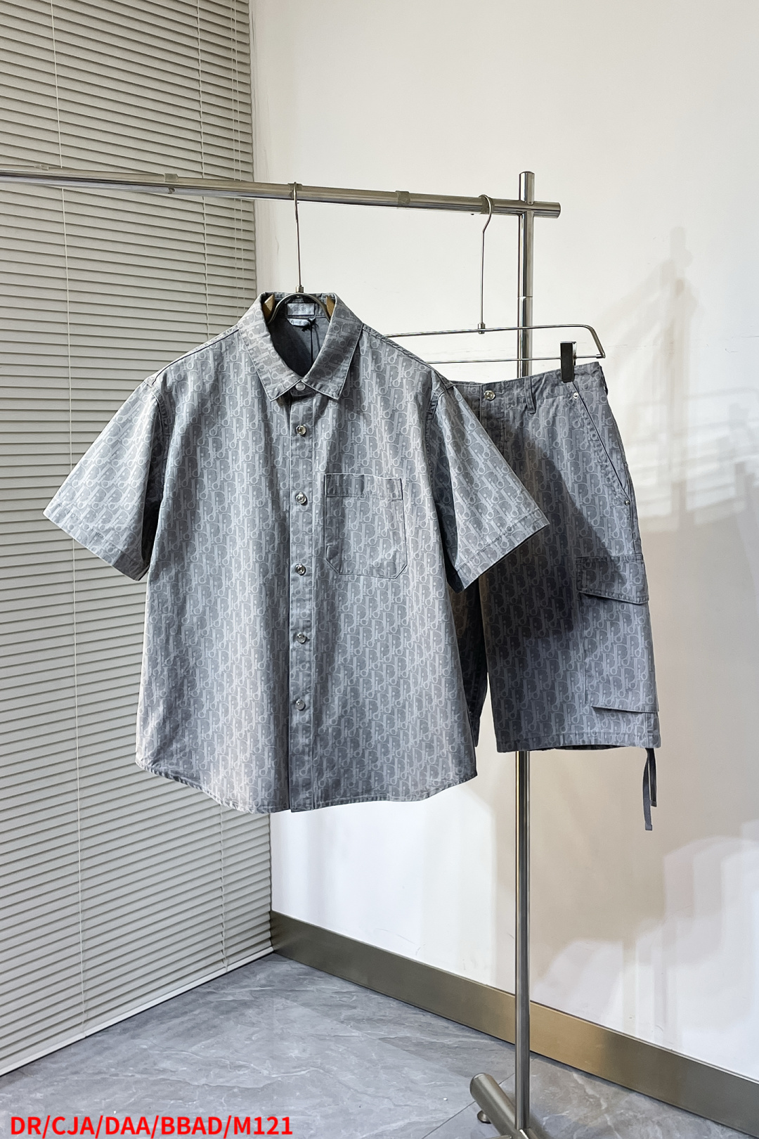 NO:432222,Tops, pants, M121 DR Dior 25ss new tooling display Oblique print, reinterpreting the workwear style with casual tailoring. It is carefully crafted from gray cotton denim, and the whole body is decorated with classic Oblique prints to show elegance. It can be matched with matching to create a pattern-style shape. Size 46.48.50.52 Side length 5757.5 58 58.5 Waist circumference 80848892 Sit circumference 102 106 114 size 38/S 39/M 40/L 41/XL Complete three standards, can be sold the next day, dior, alexander wang19860909上衣 裤子 M121 DR迪奥 25ss新款工装展示 Oblique 印花,以休闲剪裁重新演绎工装风格.采用灰色棉质牛仔布精心制作,通体饰以经典的 Oblique 印花,彰显优雅气质.可与配套搭配,打造图案风格的造型. 码数46.48.50.52 侧长5757.5 58 58.5 腰围80848892 坐围102 106  114尺码38/S 39/M 40/L 41/XL 三标齐全 可拆卖 隔天,,dior,alexander wang,Men's clothing