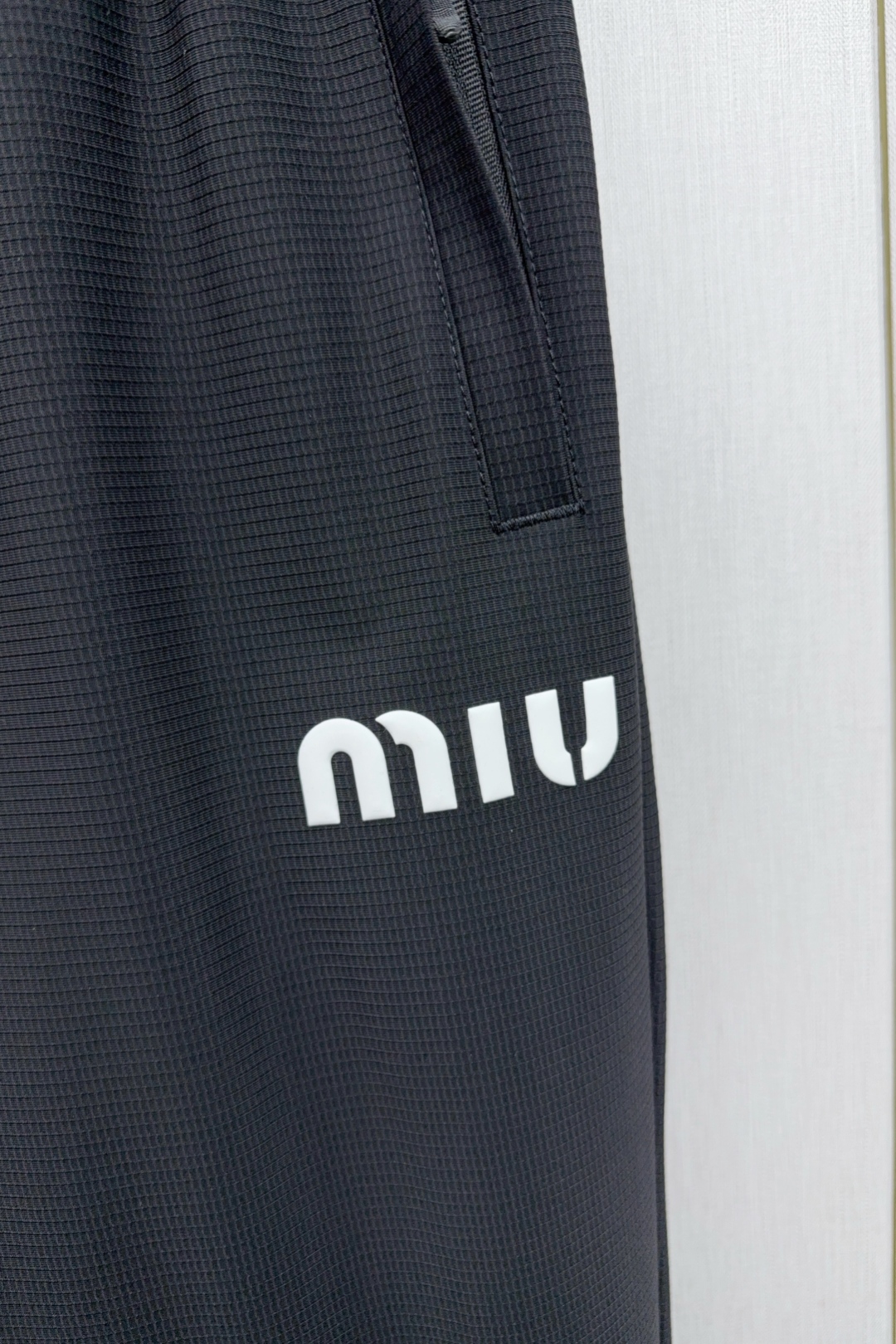 P596 MU🔥MIU 2025 Men’s Dry-Silk Pants with Sports Technology and 3D Silicon Logo - 图片 6
