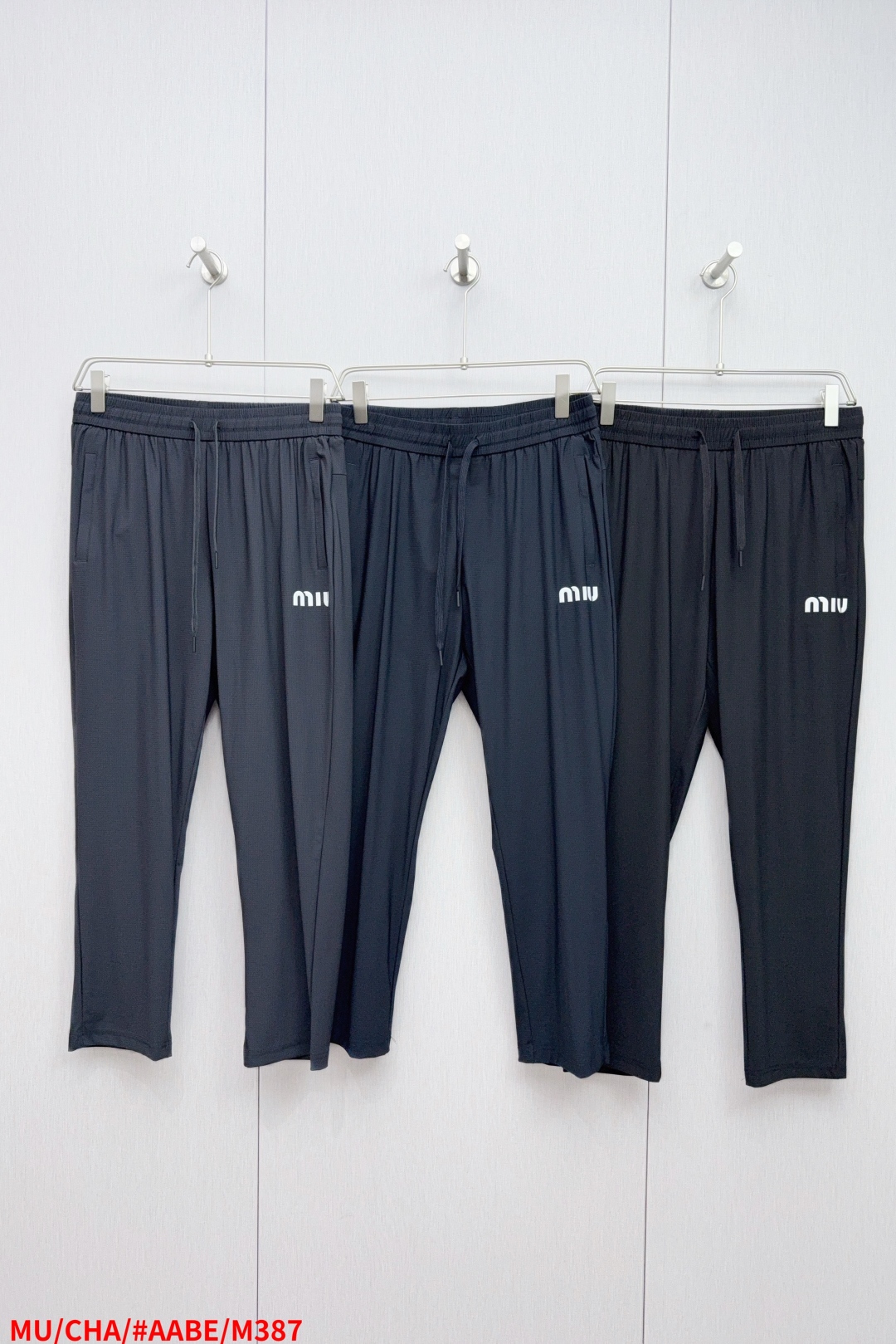 Miu Miu 2025 Men’s Dry and Cool Silk Pants with 3D Silicon Logo - 图片 9