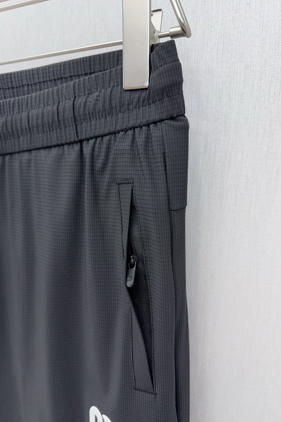 P596 MU🔥MIU 2025 Men’s Dry-Silk Pants with Sports Technology and 3D Silicon Logo - 图片 5