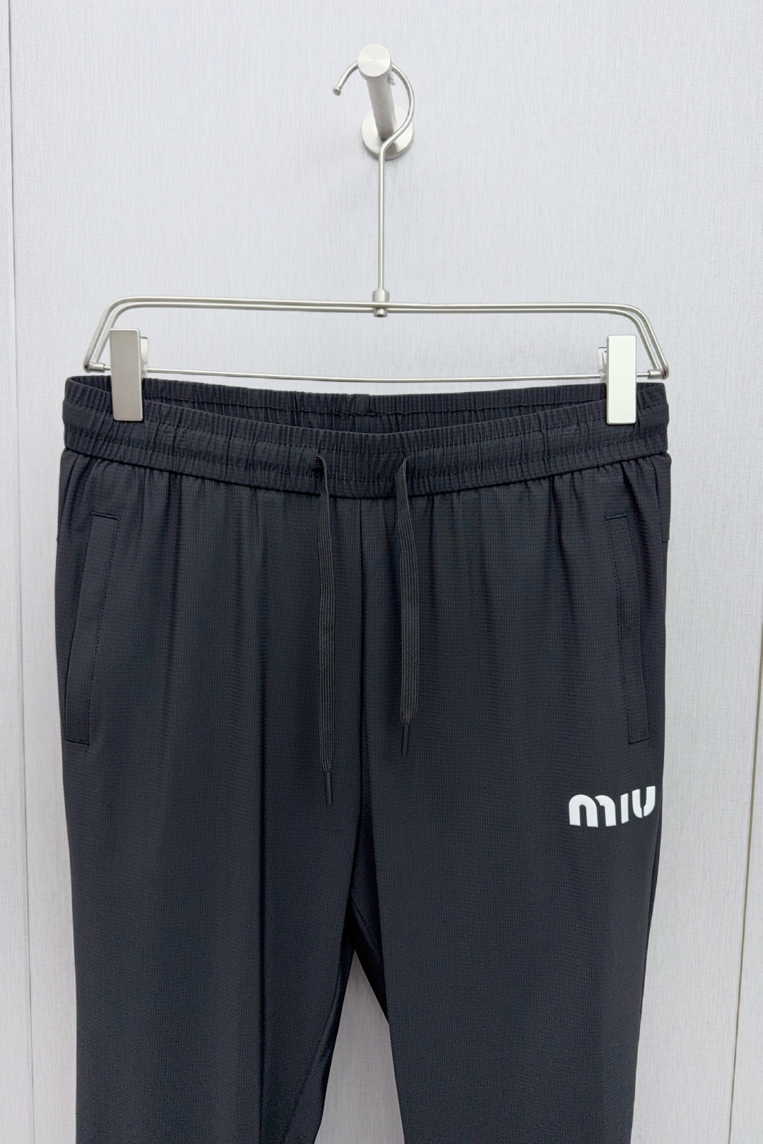 P596 MU🔥MIU 2025 Men’s Dry-Silk Pants with Sports Technology and 3D Silicon Logo - 图片 3