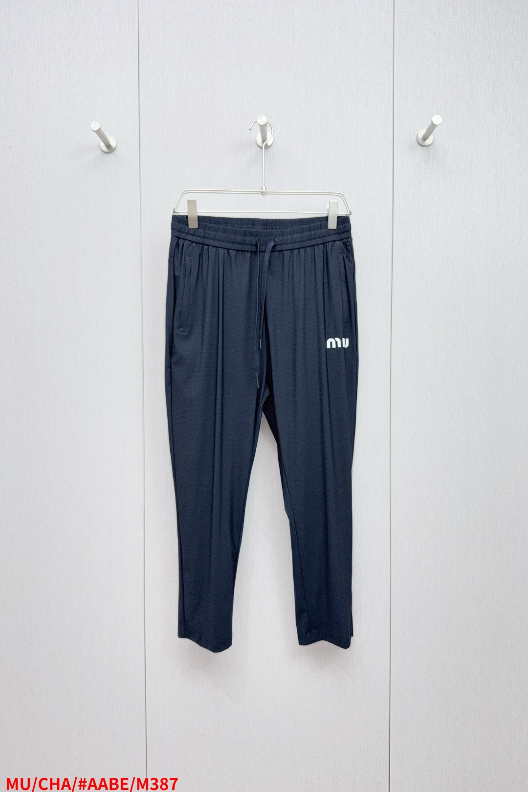 P596 MU🔥MIU 2025 Men’s Dry-Cool Silk Pants with 3D Logo, Vietnam-Made Technology - 图片 1