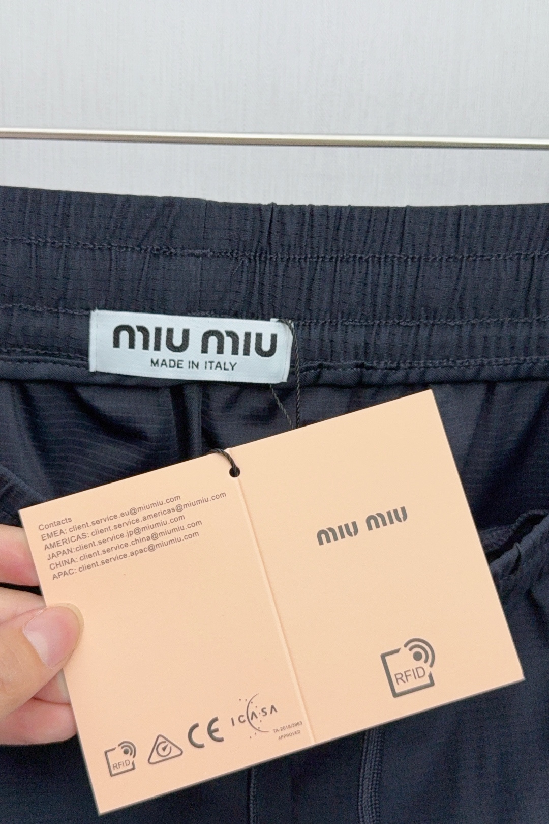 P596 MU🔥MIU 2025 Men’s Dry-Cool Silk Pants with 3D Logo, Vietnam-Made Technology - 图片 4