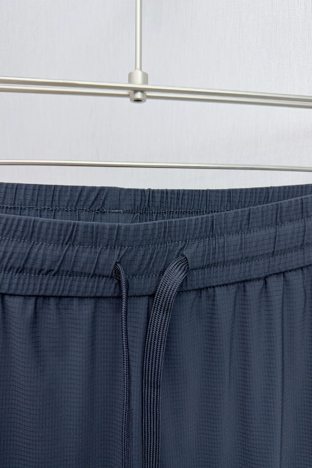 P596 MU🔥MIU 2025 Men’s Dry-Cool Silk Pants with 3D Logo, Vietnam-Made Technology - 图片 6