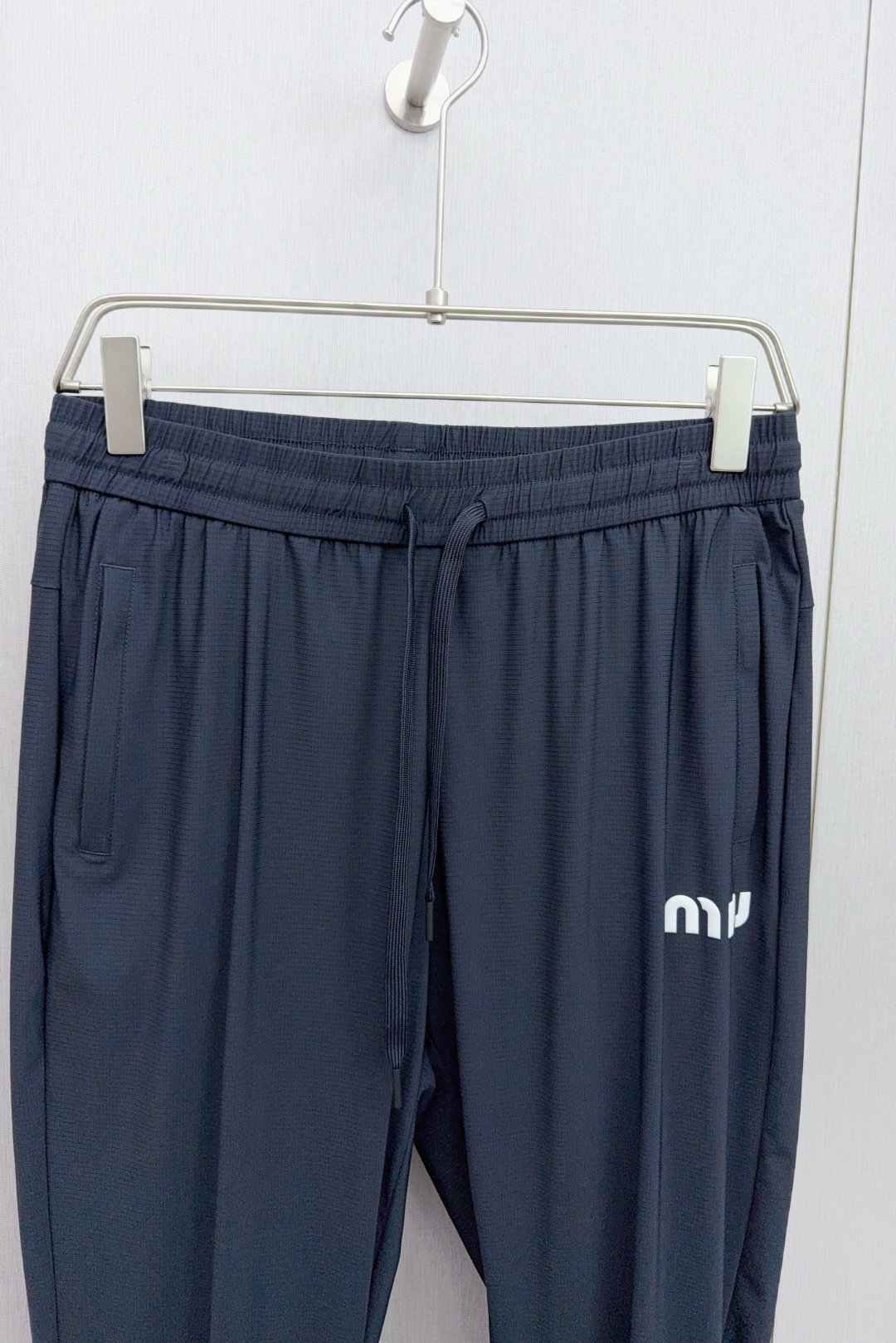 P596 MU🔥MIU 2025 Men’s Dry-Cool Silk Pants with 3D Logo, Vietnam-Made Technology - 图片 3