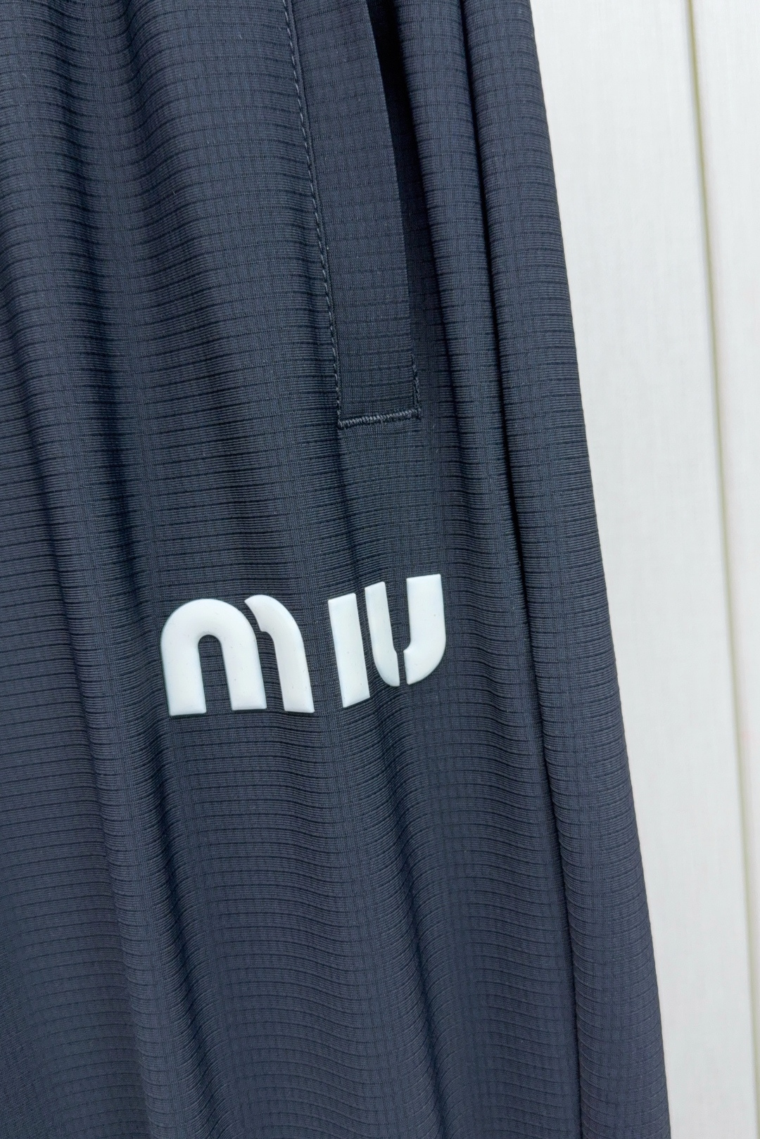 P596 MU🔥MIU 2025 Men’s Dry-Cool Silk Pants with 3D Logo, Vietnam-Made Technology - 图片 5