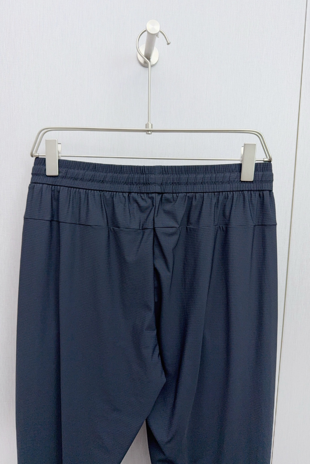 P596 MU🔥MIU 2025 Men’s Dry-Cool Silk Pants with 3D Logo, Vietnam-Made Technology - 图片 7