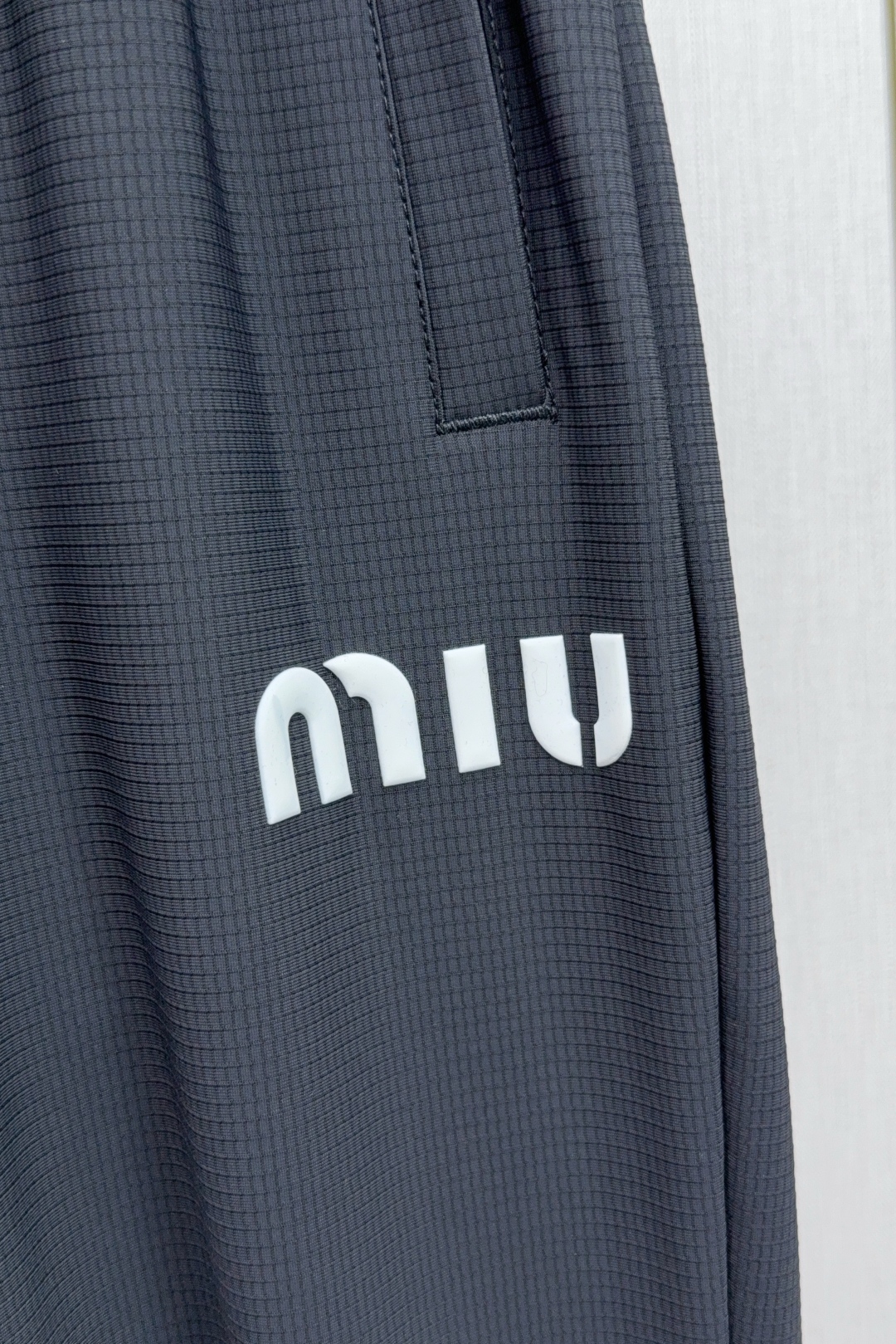 Miu Miu 2025 Men’s Dry and Cool Silk Pants with 3D Silicon Logo - 图片 6