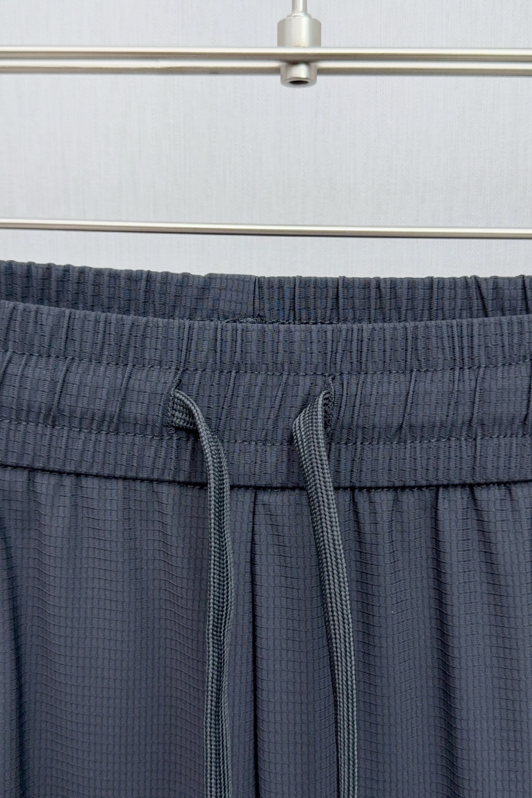 Miu Miu 2025 Men’s Dry and Cool Silk Pants with 3D Silicon Logo - 图片 4