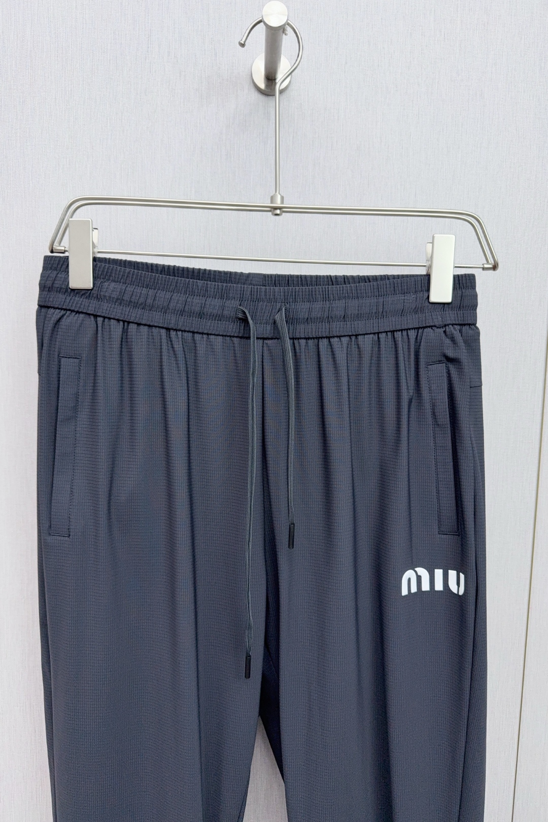 Miu Miu 2025 Men’s Dry and Cool Silk Pants with 3D Silicon Logo - 图片 3