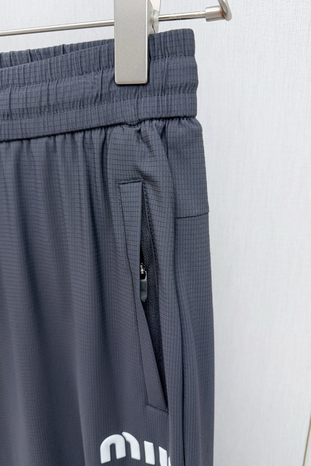 Miu Miu 2025 Men’s Dry and Cool Silk Pants with 3D Silicon Logo - 图片 5