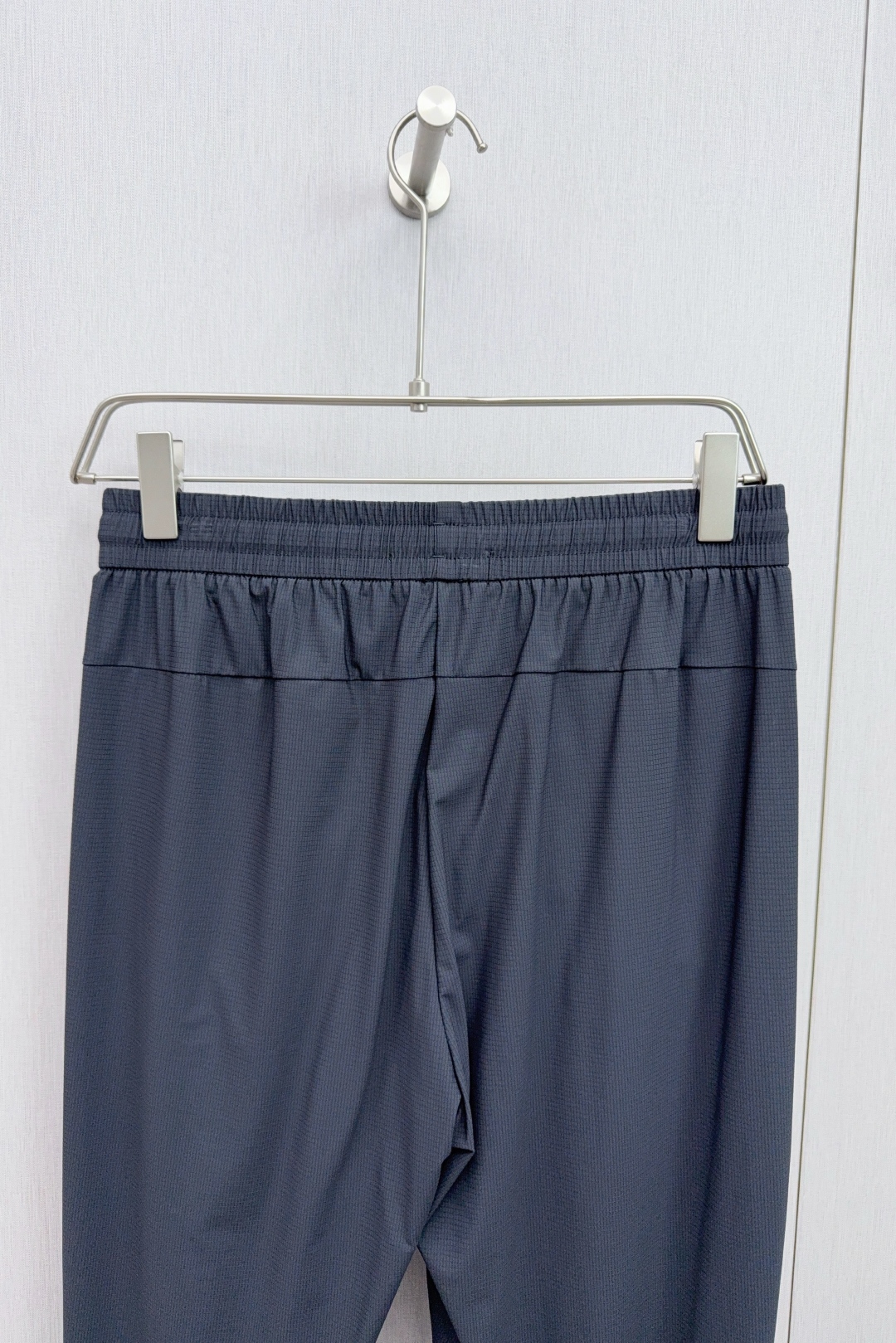 Miu Miu 2025 Men’s Dry and Cool Silk Pants with 3D Silicon Logo - 图片 8