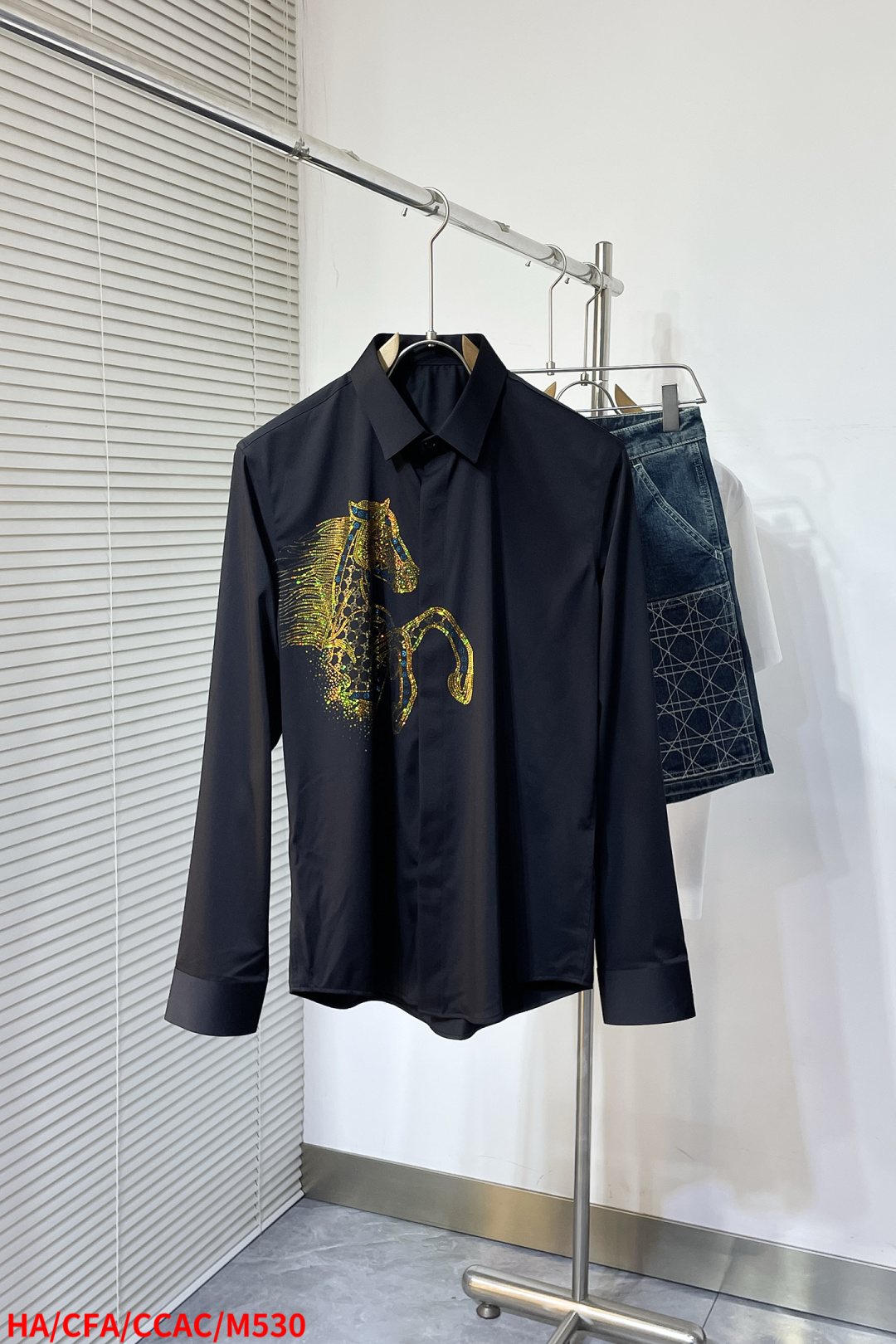 NO:734559,M530 HA Hermès - 2026ss spring and summer fashion hot-selling high-quality long-sleeved shirt, sold through trading company channels, in perfect condition, classified as cabinet level, predictable hot-selling, advanced custom-made imported high-grade cotton blended fabrics, master tailoring, invincible texture, excellent skin-friendly, very outstanding aesthetic design, exquisite craftsmanship, smooth lines, perfect match!  Easily upgrade your sense of fashion, with high recognition, great upper body effect, extremely sophisticated and rigorous workmanship, neat and meticulous wiring, it can be worn for business or daily leisure!  Sizes 38-48 double jump sizes run small Next day, hermes, shirts,19860909M530 HA爱玛仕 - 2026ss春夏装时尚大爆款精品长袖衬衫,贸易公司渠道货,品相完美如斯,属于入柜级别,可预见性的爆款,高级定制进口高级棉混纺面料,大师级剪裁,质感无敌,亲肤性极佳,非常出彩的美学设计,工艺精湛,线条流畅,完美搭配！轻松将时髦感进阶,有着高强辨识度,上身效果超赞,做工极为考究严谨,走线工整细致,商务抑或日常休闲均可搭配！尺码 38-48 双跳码 偏小 隔天,,hermes,shirts,,Men's clothing