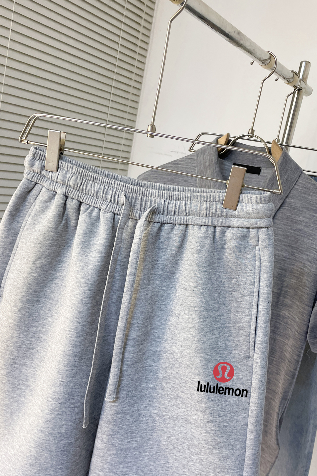 “Modern Attitude: New Spring and Summer Shorts in Thin Composite Fabric” - 图片 3