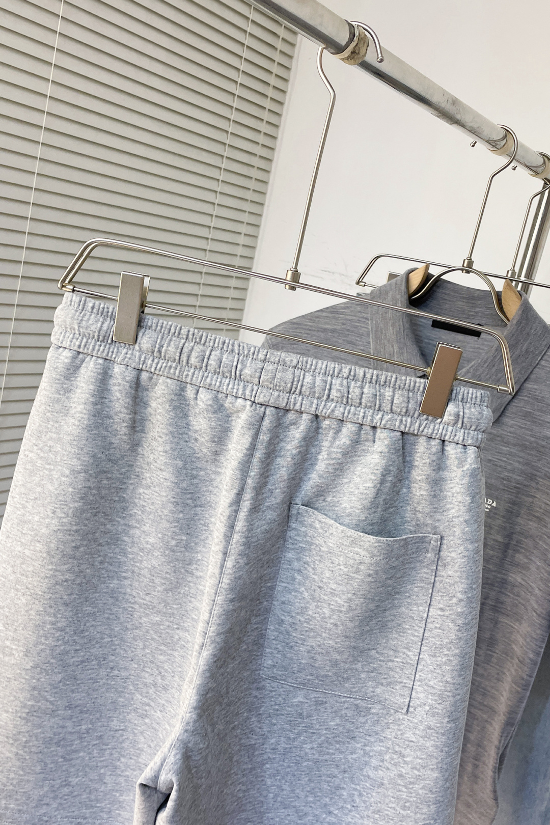 “Modern Attitude: New Spring and Summer Shorts in Thin Composite Fabric” - 图片 7