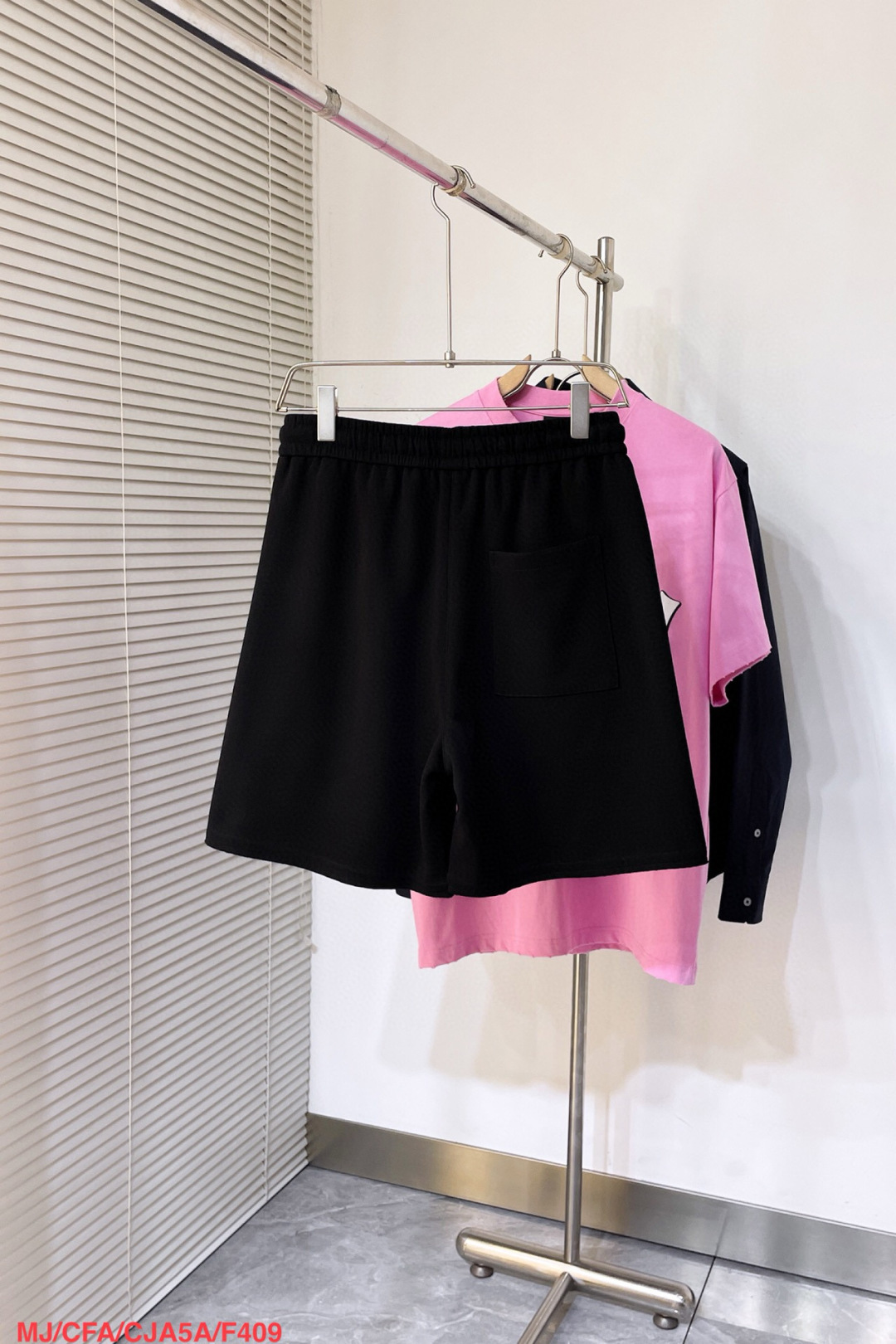 “Modern Attitude: Magila 25 New Shorts in Thin Composite Fabric” - 图片 2