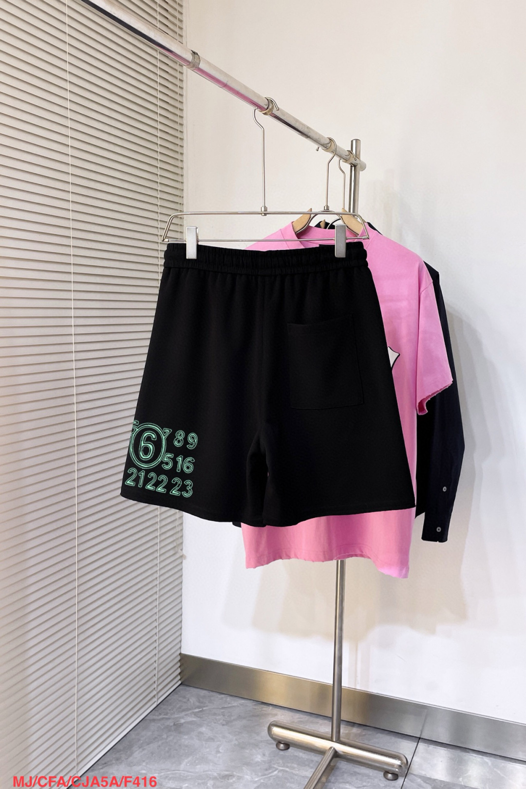 “Magila 25 New Short Shorts: Modern Attitudes in Thin Composite Fabric” - 图片 2