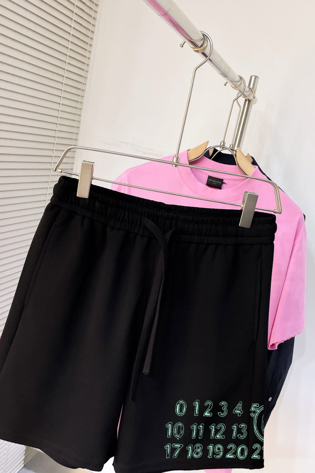 “Magila 25 New Short Shorts: Modern Attitudes in Thin Composite Fabric” - 图片 4