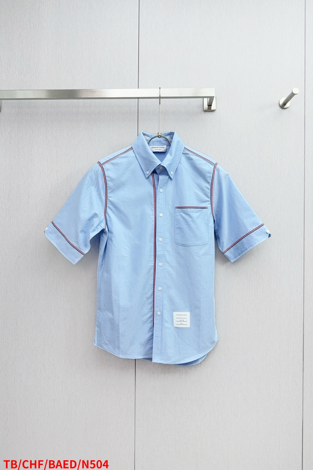 NO:432230,N504 TBTHOM BROWNE .TB shirt classic double-sleeved short-sleeved red, white and blue webbing shirt made in Italy small labels long-term supply ZP Oxford custom fabric sewn with imported sewing equipment Production of own brand Oxford factory assembly line Production fine needle pitch neat line Three standard high quality High-definition restoration details Transparent glass buckles Men and women + Can be added packaging dust bag Color white blue black Size 01234 Complete three standard, Shirts, T-shirt, alexander wang19860909N504 TBTHOM BROWNE .TB衬衫经典双袖标短袖红白蓝织带衬衣 意大利制造产地小标长期现货供应 ZP牛津纺定制面料 采用进口缝纫设备缝制 自家品牌代工厂流水线生产 针距细密 走线整齐 三标齐 高品质 高清还原细节 透明琉璃扣 男女同款 + 可加配包装防尘袋 颜色白色蓝色黑色 尺码01234 三标齐全,,shirts,T-shirt,alexander wang,Men's clothing