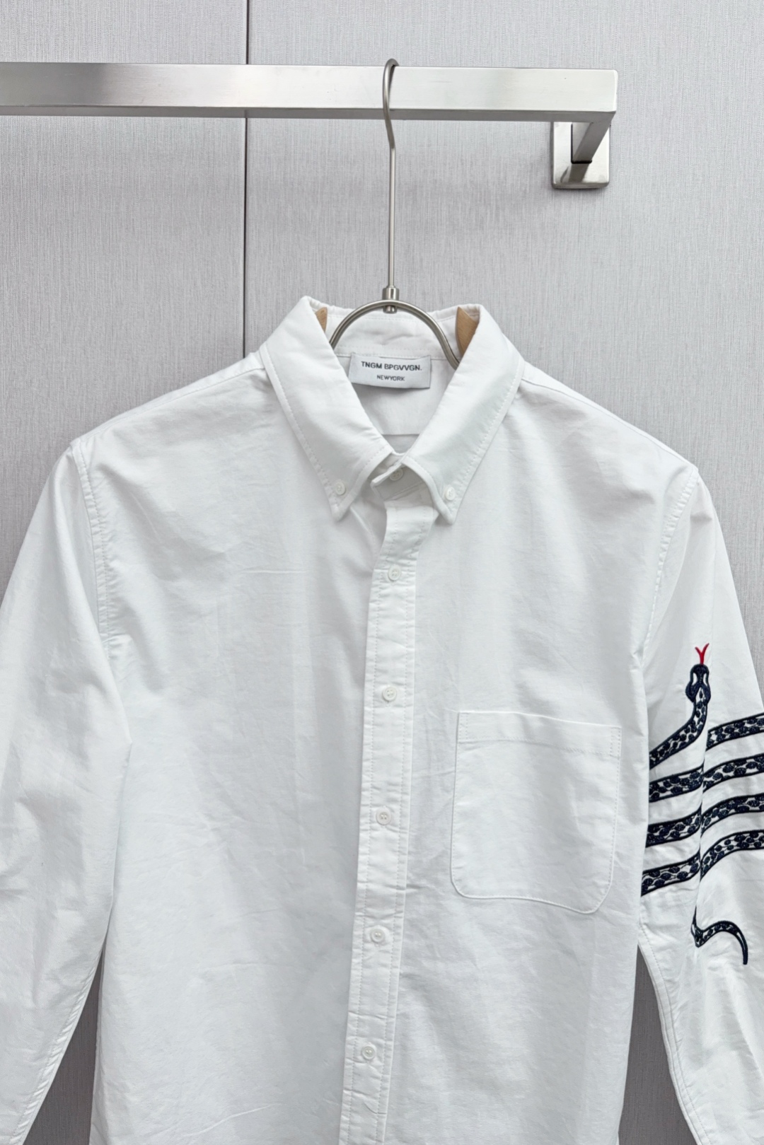 TOM BROWN Snake Embroidered Shirt: Stylish Design, High Quality, Monochrome Color - 图片 3