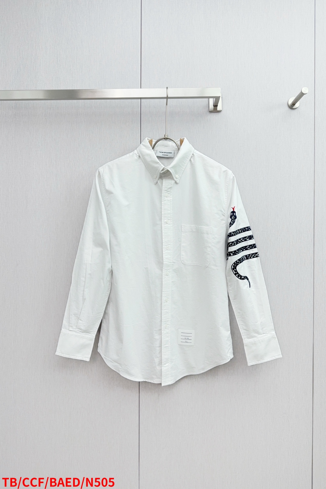 TOM BROWN Snake Embroidered Shirt: Stylish Design, High Quality, Monochrome Color - 图片 1
