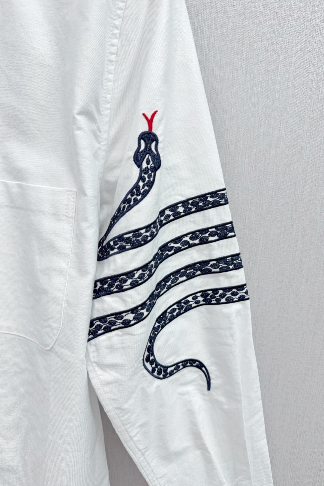 TOM BROWN Snake Embroidered Shirt: Stylish Design, High Quality, Monochrome Color - 图片 5