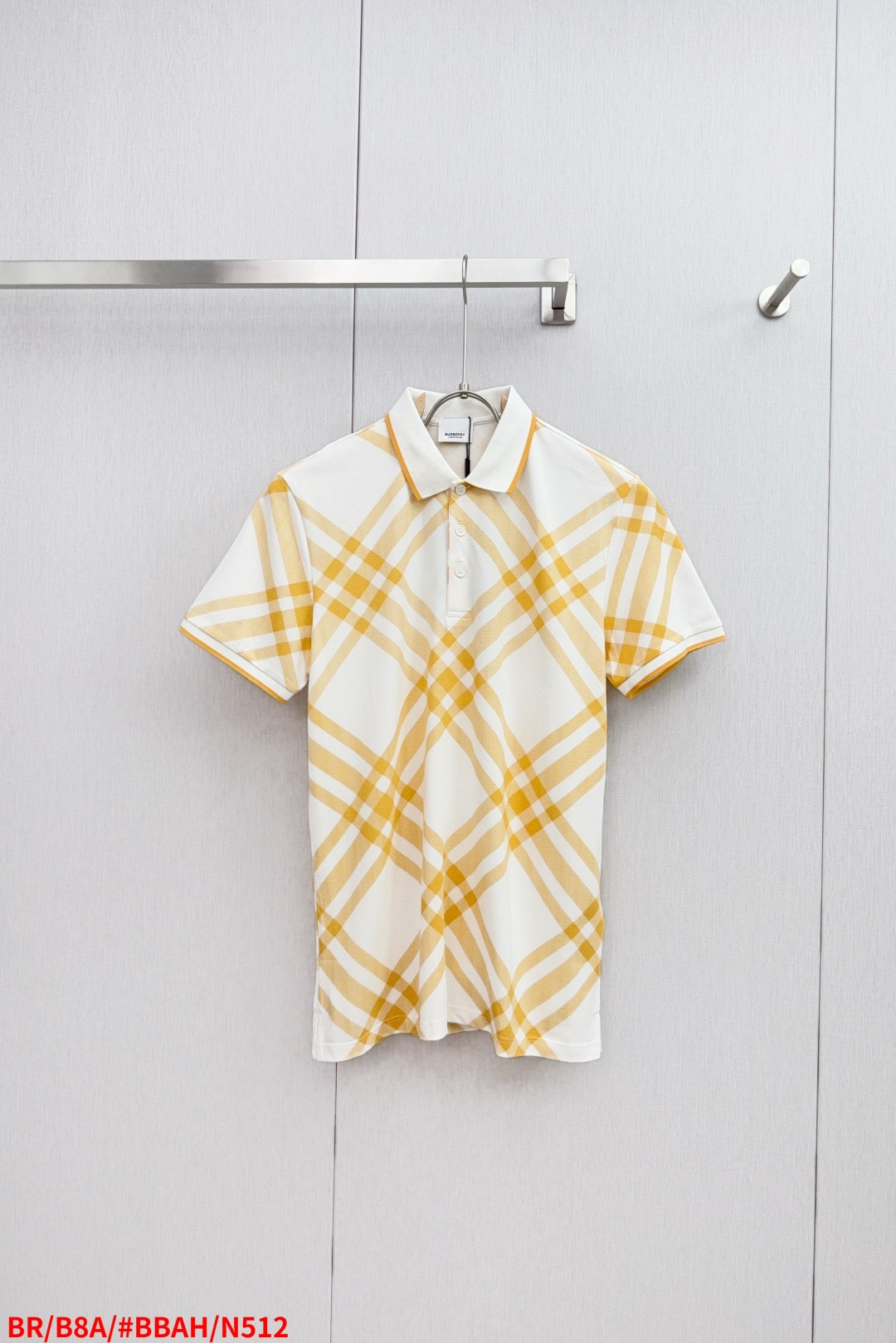 NO:429783,N512 BR Burberry ace channel, the official website price is 5,000 yuan, and it is ready to be sold out once it is released!  The new color matching is iconic plaid, with a super hot retro British style, and a must-have plaid control model!  Super popular plaids. Old fans quickly grab the limited quantity and have to wait for the next batch of goods after delivery. There are many counterparts to take you to verify them one by one!  Cotton, decorative worsted new season plaid pattern, presenting a casual style. Button plaid design, wide-angle collar cutting, single-button cuffs. The curved hem adds waist lines. The plaid alignment at each position is wasted a lot of fabric!  Classic tailoring cotton, brand collection, retro large plaid, BUR fans' wardrobe collection styles, especially for loyal BUR fans, this model is a treasure-level product that must not be missed!  !  The language design of the new season is very recognizable, giving people a simple, high-quality and basic overall, and the overall is made of loose style, with a stronger fashion and high street casual style!  !  The wrinkled plaid cotton fabric is harder and thicker than ordinary fabric. The overall feel is extremely comfortable and the skin-friendly effect is also excellent. The style is also a perfect outfit, perfectly meeting the needs of various outfit occasions. It is extremely extraordinary, the grade and charm are extremely outstanding, and it can better demonstrate the brand specifications and your pursuit of fashion!  !  Anyone wears it very elegant. Overall, this one is really a must-have for daily casual work!  If you can encounter such a beautiful model, please hurry up and collect it. Exclusive spot, exclusive resource gifts, super recommended!  There is no need to say anything good, missing something is a pity, I look forward to the perfect interpretation of all fans!  !  The code numbers are M-XXXL, three specifications are complete, burberry, burberry, alexander wang19860909N512 BR 巴宝莉 王牌渠道,官网售价五千,一经发售已准备售罄！新配色标志性格纹,超火爆的复古英伦风,格子控必备款！超高人气的格纹. 老粉们赶紧抢数量有限出完只能等下一批货了,非常多对位地方带你来一一验证！棉质,装饰精纺新季格纹图案,呈现休闲版型.纽扣开襟设计,宽角领裁剪,单扣式袖口.弧形衣摆增加腰部线条.每个位置格纹对位浪费了很多面料！经典剪裁棉质,装牌典藏 复古大格纹,BUR粉丝的衣橱珍藏款式,尤其是对于忠实的BUR粉来说,此款更是绝对不能错过的珍宝级别产物！！ 新一季的语言设计 极具辨识度整体给人一种简约高规又基础 并且整体更是采用宽松版型打造 时尚跟高街休闲风格更强！！ 配置了精纺格纹棉质面料手感比普通面料硬朗厚实不少整体的触感极为舒适,亲肤效果也是极佳.版型方面也是完美穿搭效果,完美的符合各种穿搭场合的所需.极为非凡,档次与魅力更是极为的出色亮眼,更能够彰显品牌规格与你对于时尚的追求！！任何一个人穿了都非常有气质,总体来说这款真的是日常休闲工作必备款！ 能遇到这样美好的款就抓紧收了吧,独家现货,独家资源馈赠,超级推荐！好物无需多言,错过便是遗憾,期待各位粉丝的完美演绎！！ 码数分别有M-XXXL 三标齐全,,burberry,burberry,alexander wang,Men's clothing