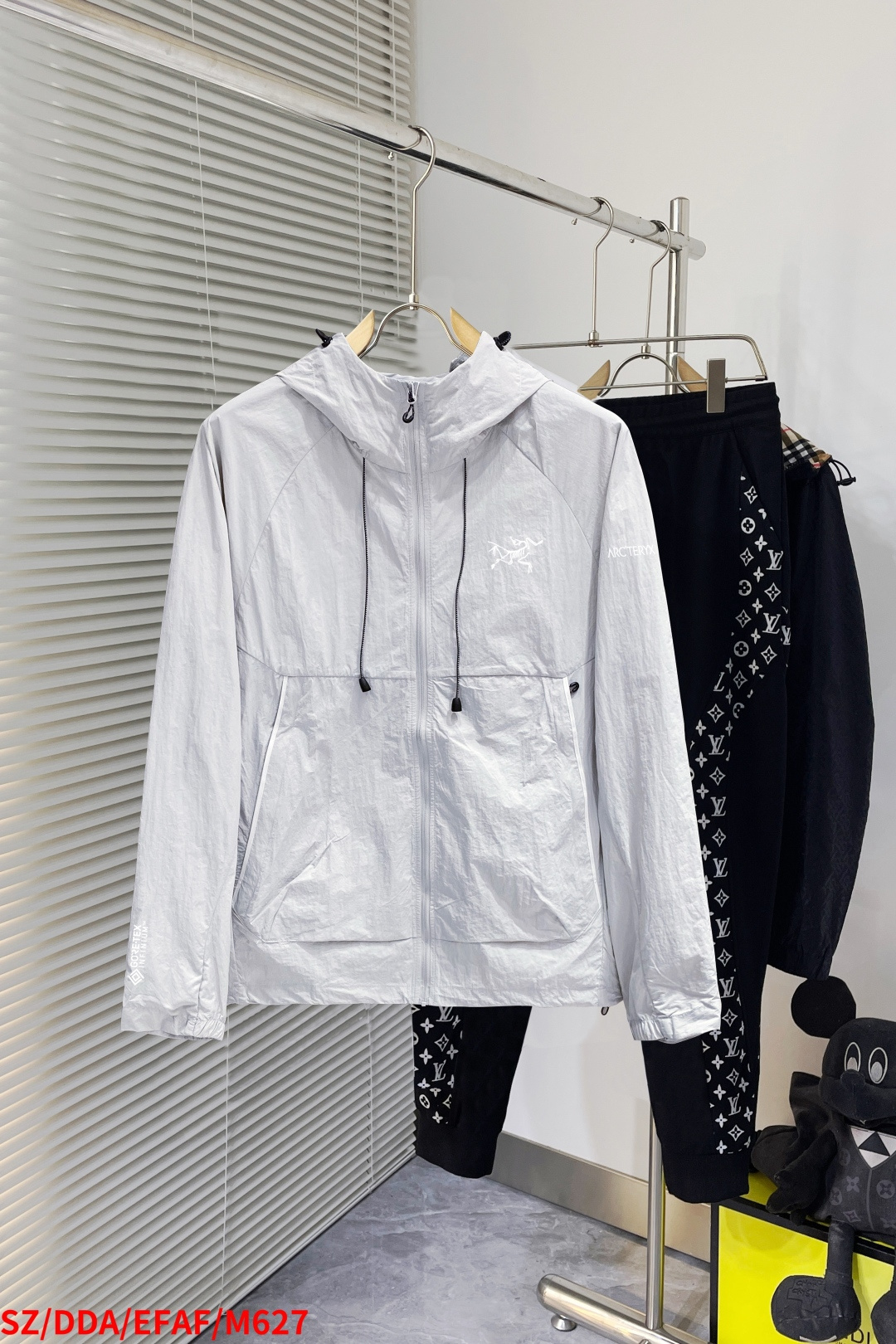 NO:429719,M627 SZ Archaeopteryx Official website The same sun protection lightweight wind shell sun protection clothing skin clothing worn during hot and changing weather adventure activities. Sqush uses tyonotm 3.0 nylon highly windproof fabric. Although it is thin but very strong, it has an ultra-light minimalist structure model. Sun protection index 50+ certified model!  High-end quality is invincible!  Thin function small skin clothing sun protection clothing order available for height and weight size L-4XL men and women (095), arc'teryx, alexander wang19860909M627 SZ 始祖鸟 官网同款防晒轻薄风壳防晒衣皮肤衣 炎热而多变的天气冒险活动时穿着.sqush连采用tyonotm 3.0 尼龙高度防风面料 虽轻薄但强度很大,具有超轻的极简结构款号 防晒指数50+认证款！高端品质无敌！ 机能薄型小皮肤衣防晒衣 下单提供身高体重尺码L-4XL 男女同款（095）,arc'teryx,alexander wang,Men's clothing