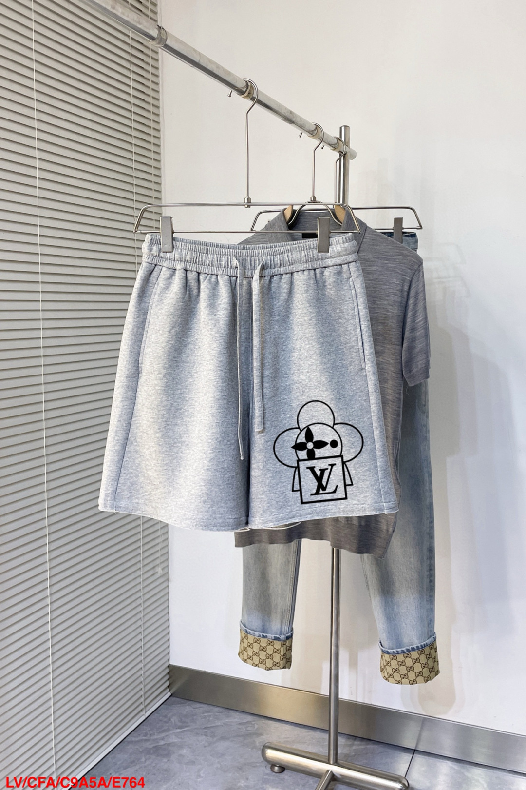 NO:429754,E764 LV Louis Vuitton 25 spring and summer new shorts This minimalist expresses a modern attitude. Face cloth 63.1 cotton 36.9 polyester Qianwei Ultra-thin composite fabric The overall texture is more powerful and carries the spirit of innovation. The iconic enamel logo adds the finishing touch M-2XL jin (095) Waist circumference elastic pants long legs circumference hip circumference foot circumference M 72-84 50 3362 33 33 L74-88 513464 3434 XL76-905235 66 3535 2XL 80-965336 68 3636 Size M-2XL,,louis vuitton,louis vuitton,shorts,alexander wang19860909E764 LV 路易威登 25春夏新款短裤 这款极简表达现代态度.面布63.1棉36.9聚酯倩维 超薄复合面料 整体更显质感有力 承载创新精神, 标志性的涂珐琅徽标平添点睛之笔 M-2XL 斤没有问题（095）  腰围弹力裤长腿围 臀围 脚口 腿围 M 72-84 50 3362 33 33 L74-88 513464 3434 XL76-905235 66 3535 2XL 80-965336 68 3636尺码M-2XL,,louis vuitton,louis vuitton,shorts,alexander wang,Men's clothing