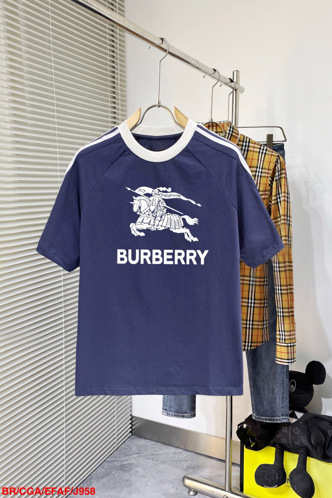 NO:429758,J958 BR Burberry 25 official website is released simultaneously. European and American trends. Washing layering process. Washing pure cotton fabric. Webbing shoulder splicing. Improve grade. Soft, comfortable and delicate. Large print. Improve grade. Loose style makes it look more elegant. Size M-3XL (095), burberry, alexander wang19860909J958 BR巴宝莉 25官网同步发售 欧美流行趋势 洗水分层工艺 洗水纯棉面料 织带肩部拼接 提升档次 柔软舒适细腻 大幅印花 提升档次 宽松版型更显气质.尺码M-3XL（095）,,burberry,alexander wang,Men's clothing