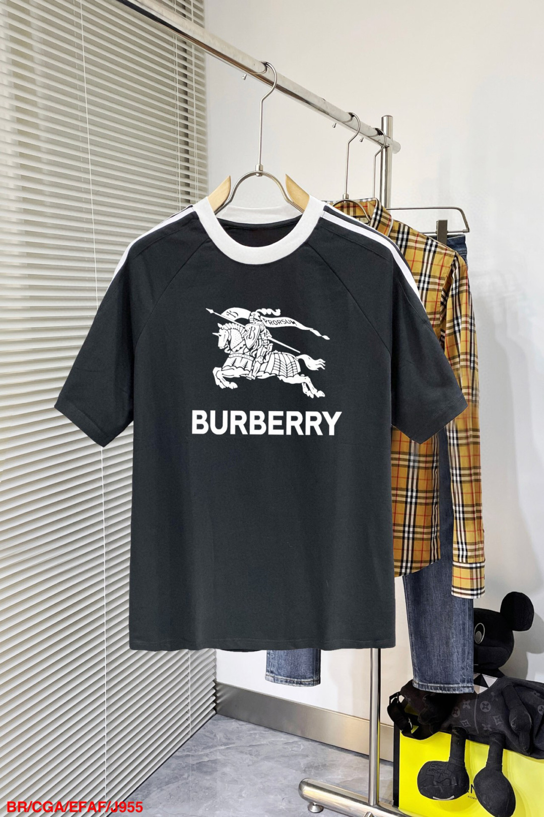 NO:429753,J955 BR Burberry 25 official website is released simultaneously. European and American trends. Washing layering process. Washing pure cotton fabric. Webbing shoulder splicing. Improve grade. Soft, comfortable and delicate. Large print. Improve grade. Loose style makes it look more elegant. Size M-3XL (095), burberry, alexander wang19860909J955 BR巴宝莉 25官网同步发售 欧美流行趋势 洗水分层工艺 洗水纯棉面料 织带肩部拼接 提升档次 柔软舒适细腻 大幅印花 提升档次 宽松版型更显气质.尺码M-3XL（095）,,burberry,alexander wang,Men's clothing