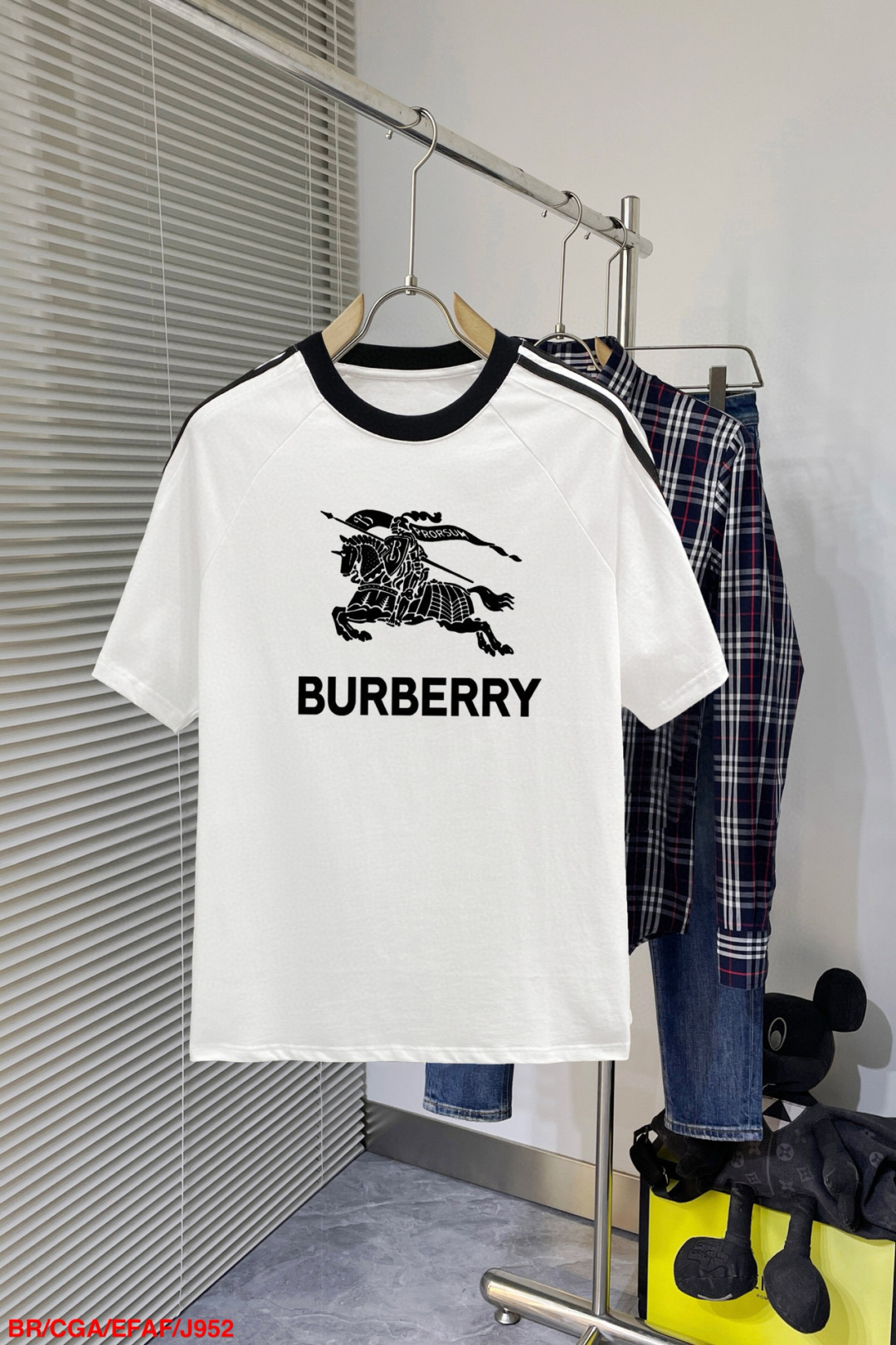 NO:429748,J952 BR Burberry 25 official website is released simultaneously. European and American trends. Washing layering process. Washing pure cotton fabric. Webbing shoulder splicing. Improve grade. Soft, comfortable and delicate. Large print. Improve grade. Loose style makes it look more elegant. Size M-3XL (095), burberry, alexander wang19860909J952 BR巴宝莉 25官网同步发售 欧美流行趋势 洗水分层工艺 洗水纯棉面料 织带肩部拼接 提升档次 柔软舒适细腻 大幅印花 提升档次 宽松版型更显气质.尺码M-3XL（095）,,burberry,alexander wang,Men's clothing