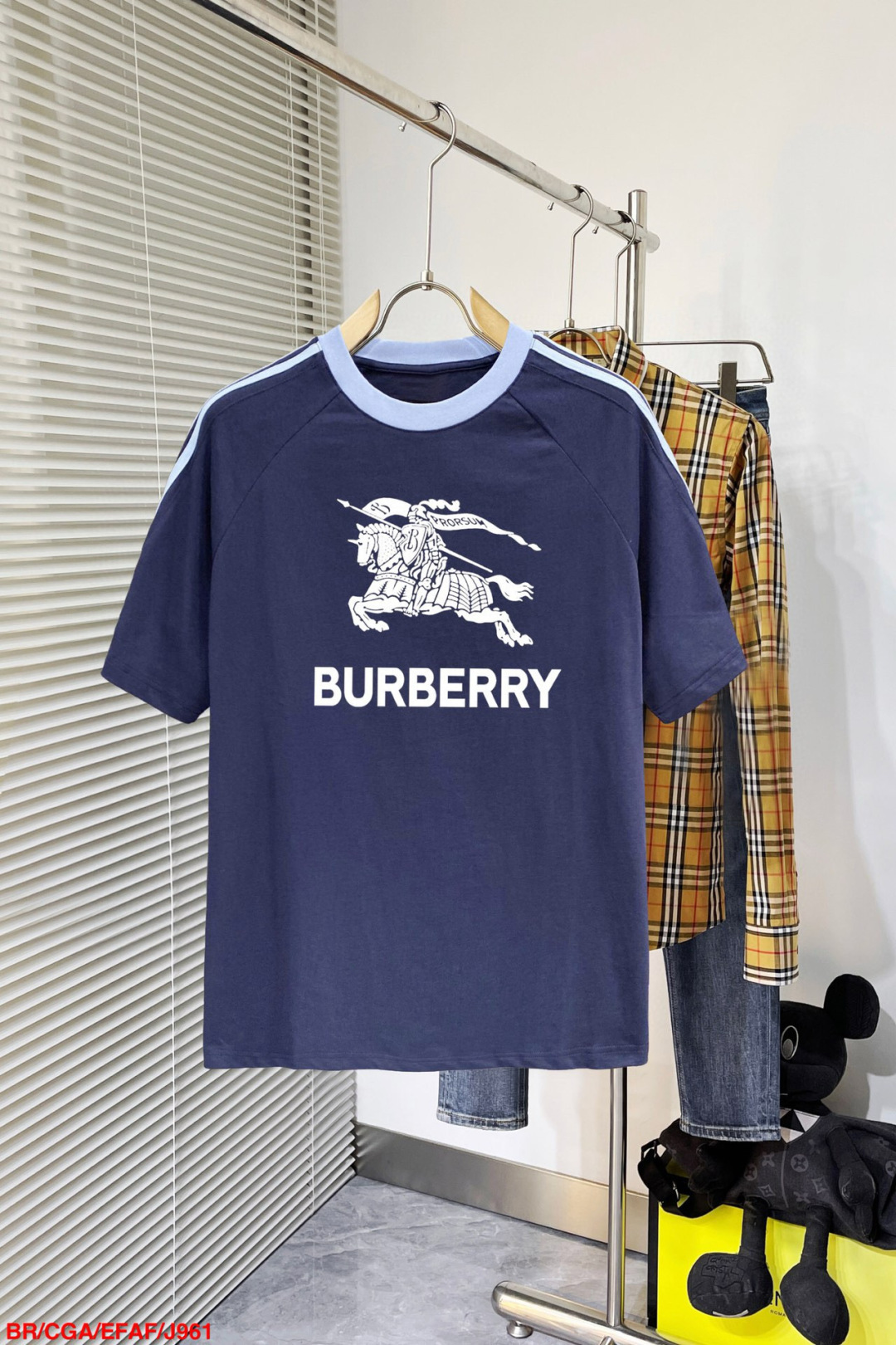 NO:429743,J951 BR Burberry 25 official website is released simultaneously. European and American trends. Washing layering process. Washing pure cotton fabric. Webbing shoulder splicing. Improve grade. Soft, comfortable and delicate. Large print. Improve grade. Loose style makes it look more elegant. Size M-3XL (095), burberry, alexander wang19860909J951 BR巴宝莉 25官网同步发售 欧美流行趋势 洗水分层工艺 洗水纯棉面料 织带肩部拼接 提升档次 柔软舒适细腻 大幅印花 提升档次 宽松版型更显气质.尺码M-3XL（095）,,burberry,alexander wang,Men's clothing